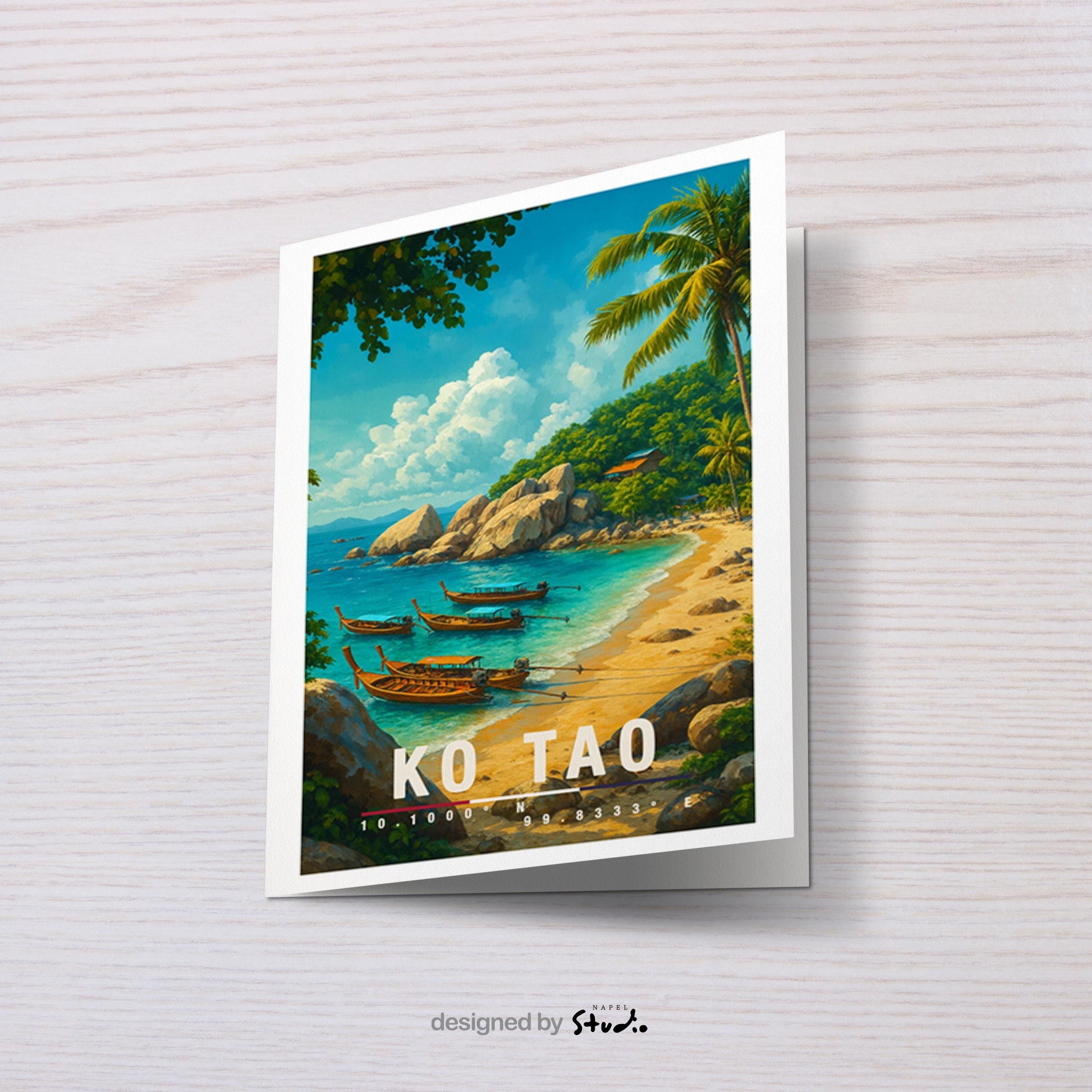 A6-Grußkarte mit Koh-Tao-Illustration: Tropischer Sandstrand mit türkisblauem Meer, mehreren traditionellen Longtail-Booten und Felsen am Ufer. Palmen und üppige Vegetation umrahmen die Szene, im Hintergrund ein grüner Hügel unter blauem Himmel mit Wolken. Leuchtende Farben im modernen Travel-Poster-Stil, ideal als Reise- oder Souvenirkarte für Thailand- und Insel-Liebhaber.