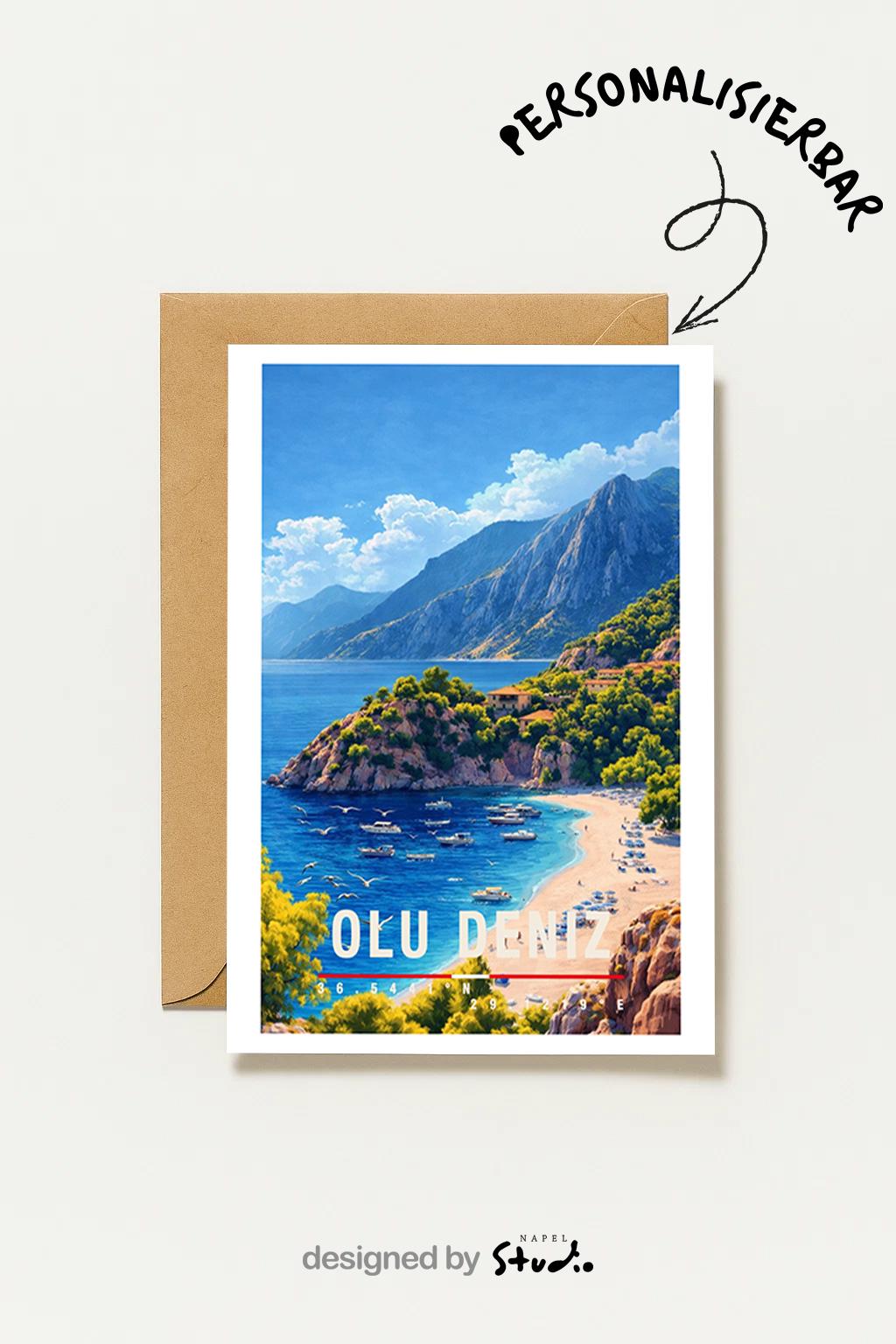 Illustrative Grußkarte mit Ölüdeniz-Motiv in der Türkei. Kristallklares türkisfarbenes Meer, heller Sandstrand, Boote im Wasser und grüne Berge im Hintergrund vermitteln pures Urlaubs- und Sommerfeeling. Ideal als Reise-Grußkarte, Sommergruß oder Geschenk für Strand- und Türkei-Liebhaber.