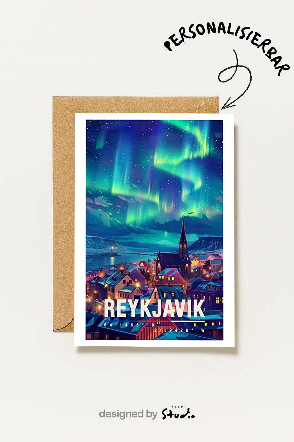 Illustration von Reykjavík bei Nacht mit leuchtenden Nordlichtern am Himmel, bunten Häusern, einer Kirche im Stadtzentrum und schneebedeckter Landschaft im Hintergrund. Die Szene wirkt ruhig, magisch und winterlich und vermittelt skandinavisches Flair, Polarlichter, Island-Reisegefühl und romantische Atmosphäre.