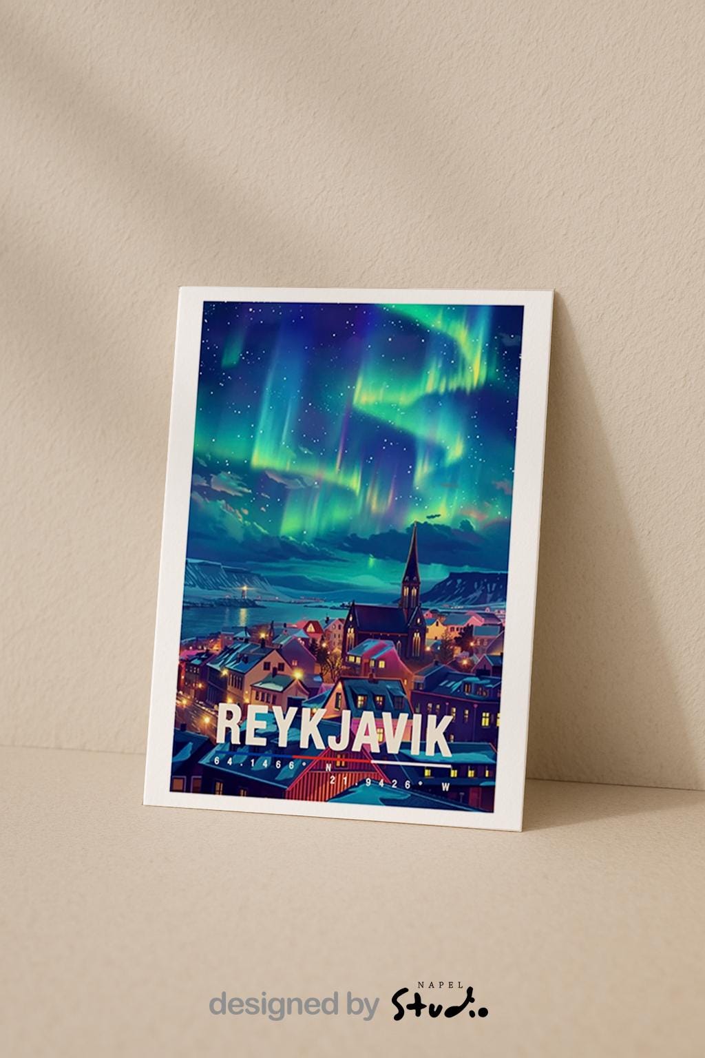 Illustration von Reykjavík bei Nacht mit leuchtenden Nordlichtern am Himmel, bunten Häusern, einer Kirche im Stadtzentrum und schneebedeckter Landschaft im Hintergrund. Die Szene wirkt ruhig, magisch und winterlich und vermittelt skandinavisches Flair, Polarlichter, Island-Reisegefühl und romantische Atmosphäre.
