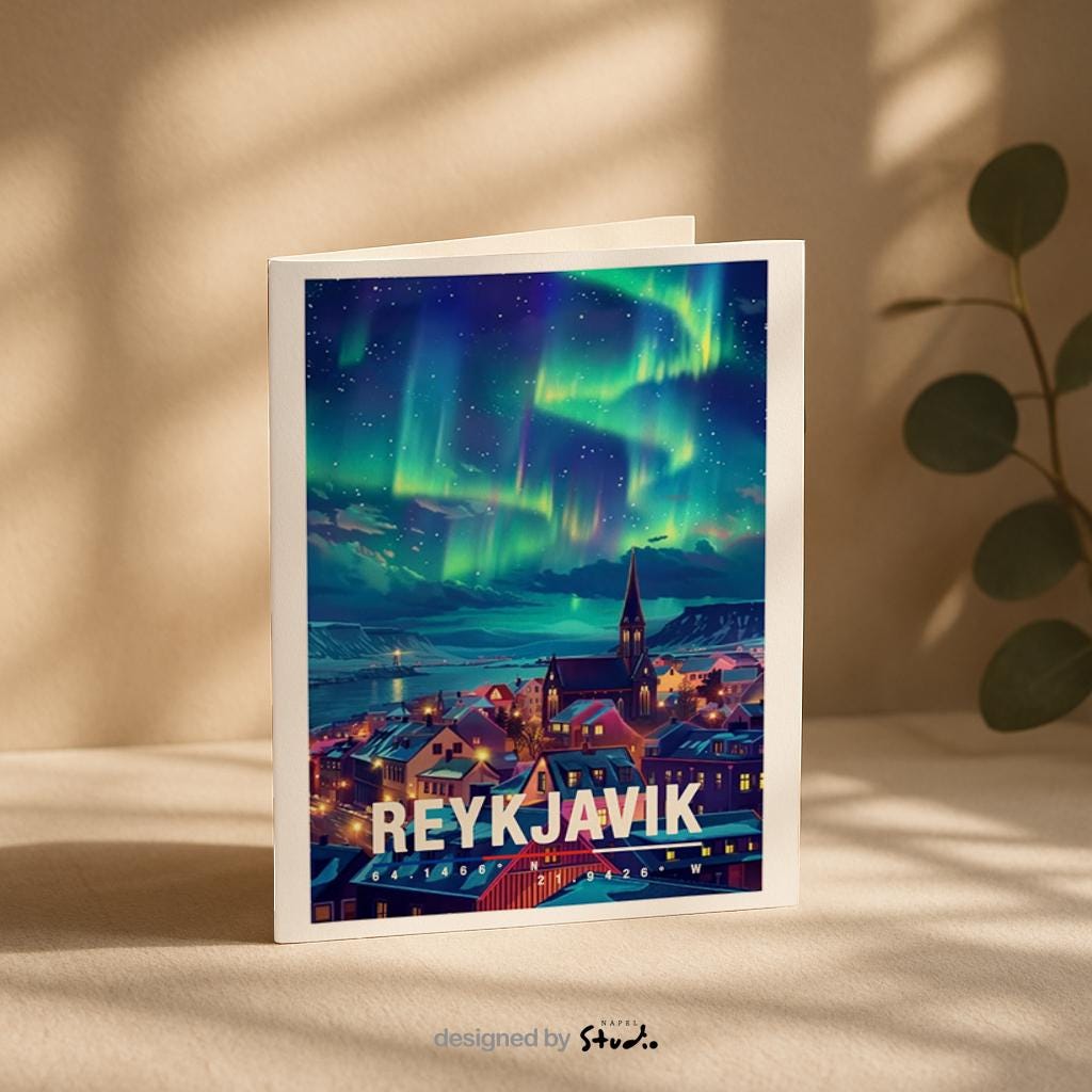 Illustration von Reykjavík bei Nacht mit leuchtenden Nordlichtern am Himmel, bunten Häusern, einer Kirche im Stadtzentrum und schneebedeckter Landschaft im Hintergrund. Die Szene wirkt ruhig, magisch und winterlich und vermittelt skandinavisches Flair, Polarlichter, Island-Reisegefühl und romantische Atmosphäre.