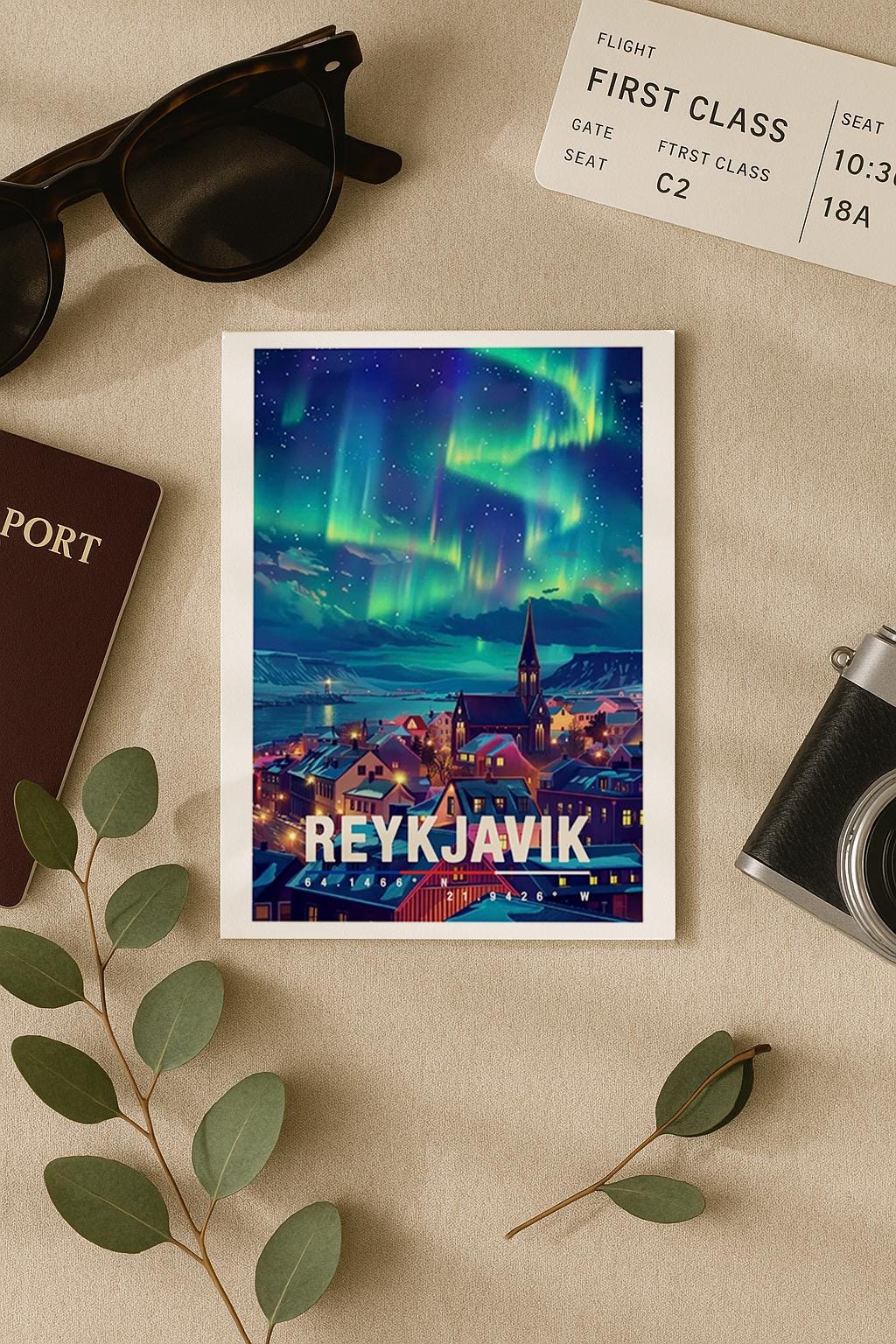 Illustration von Reykjavík bei Nacht mit leuchtenden Nordlichtern am Himmel, bunten Häusern, einer Kirche im Stadtzentrum und schneebedeckter Landschaft im Hintergrund. Die Szene wirkt ruhig, magisch und winterlich und vermittelt skandinavisches Flair, Polarlichter, Island-Reisegefühl und romantische Atmosphäre.