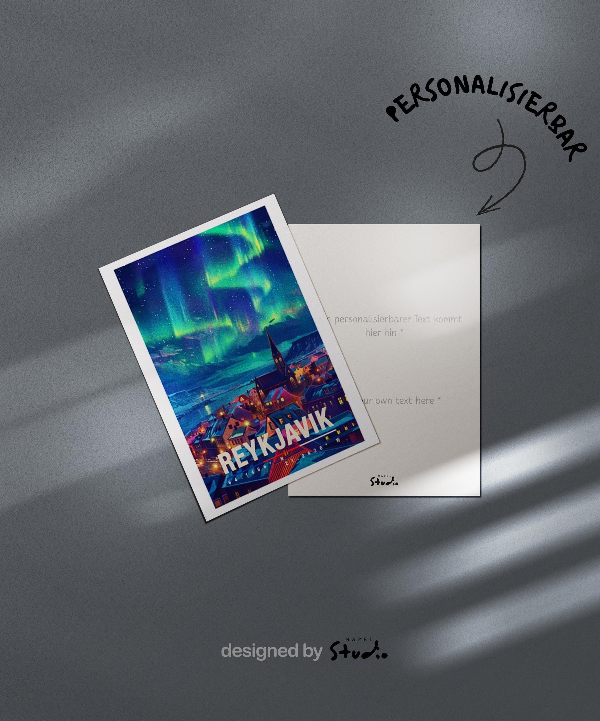 Illustration von Reykjavík bei Nacht mit leuchtenden Nordlichtern am Himmel, bunten Häusern, einer Kirche im Stadtzentrum und schneebedeckter Landschaft im Hintergrund. Die Szene wirkt ruhig, magisch und winterlich und vermittelt skandinavisches Flair, Polarlichter, Island-Reisegefühl und romantische Atmosphäre.