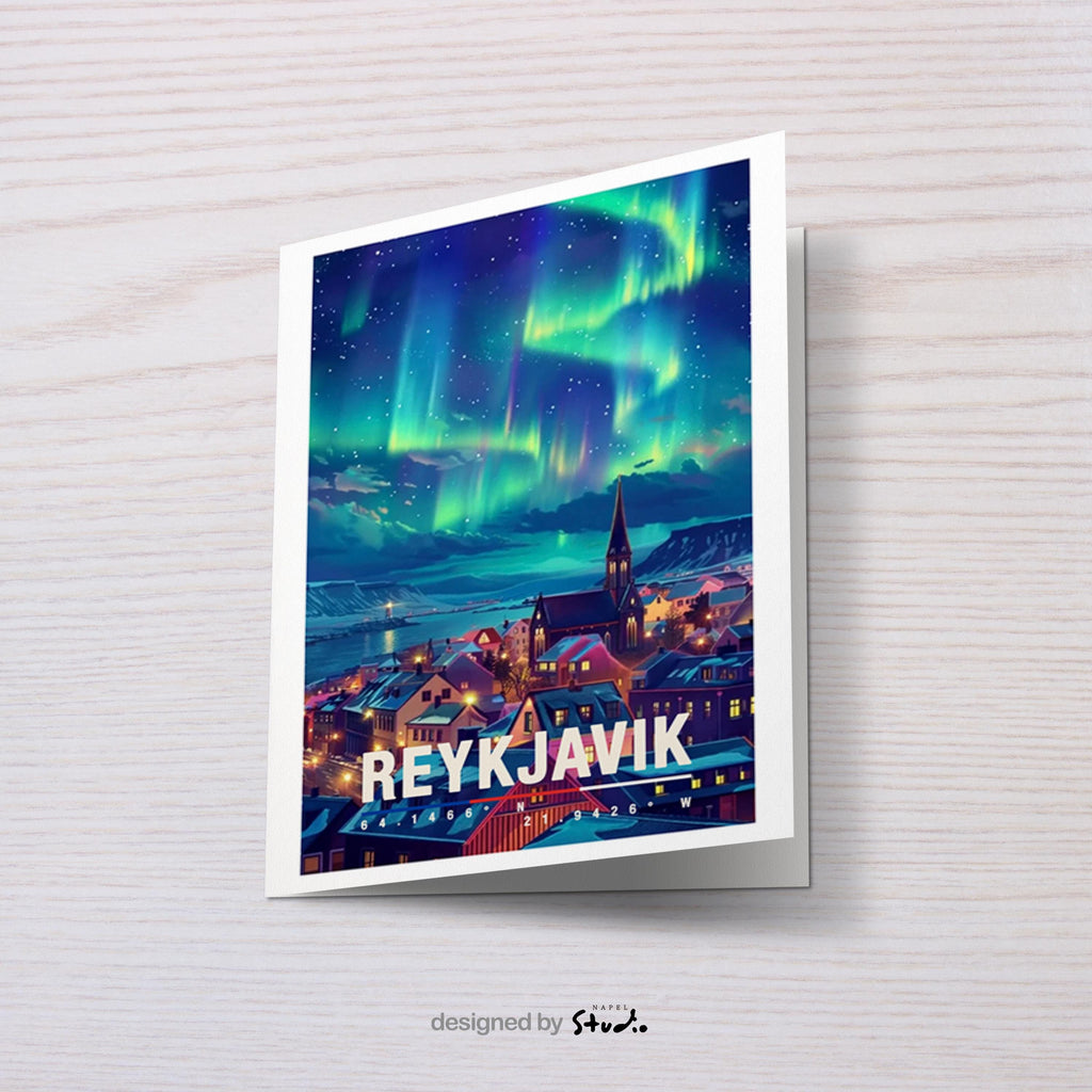 Illustration von Reykjavík bei Nacht mit leuchtenden Nordlichtern am Himmel, bunten Häusern, einer Kirche im Stadtzentrum und schneebedeckter Landschaft im Hintergrund. Die Szene wirkt ruhig, magisch und winterlich und vermittelt skandinavisches Flair, Polarlichter, Island-Reisegefühl und romantische Atmosphäre.