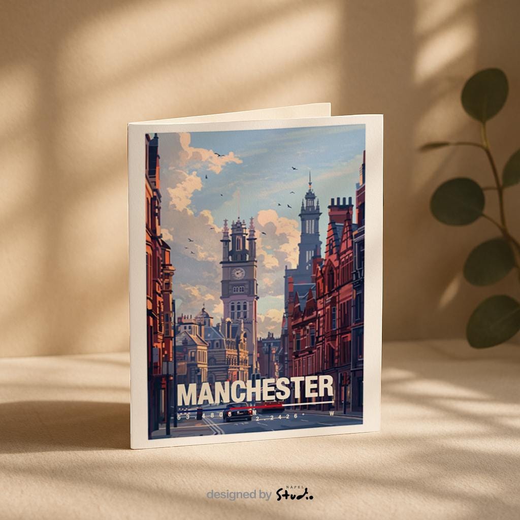 Illustration einer Straße in Manchester mit historischer Architektur, Uhrturm und Straßenbahn im Vordergrund. Die Szene zeigt typisch englische Backsteingebäude, urbanes Leben und eine ruhige Atmosphäre, ideal als Erinnerung an Großbritannien oder als Geschenk für Stadtliebhaber.
