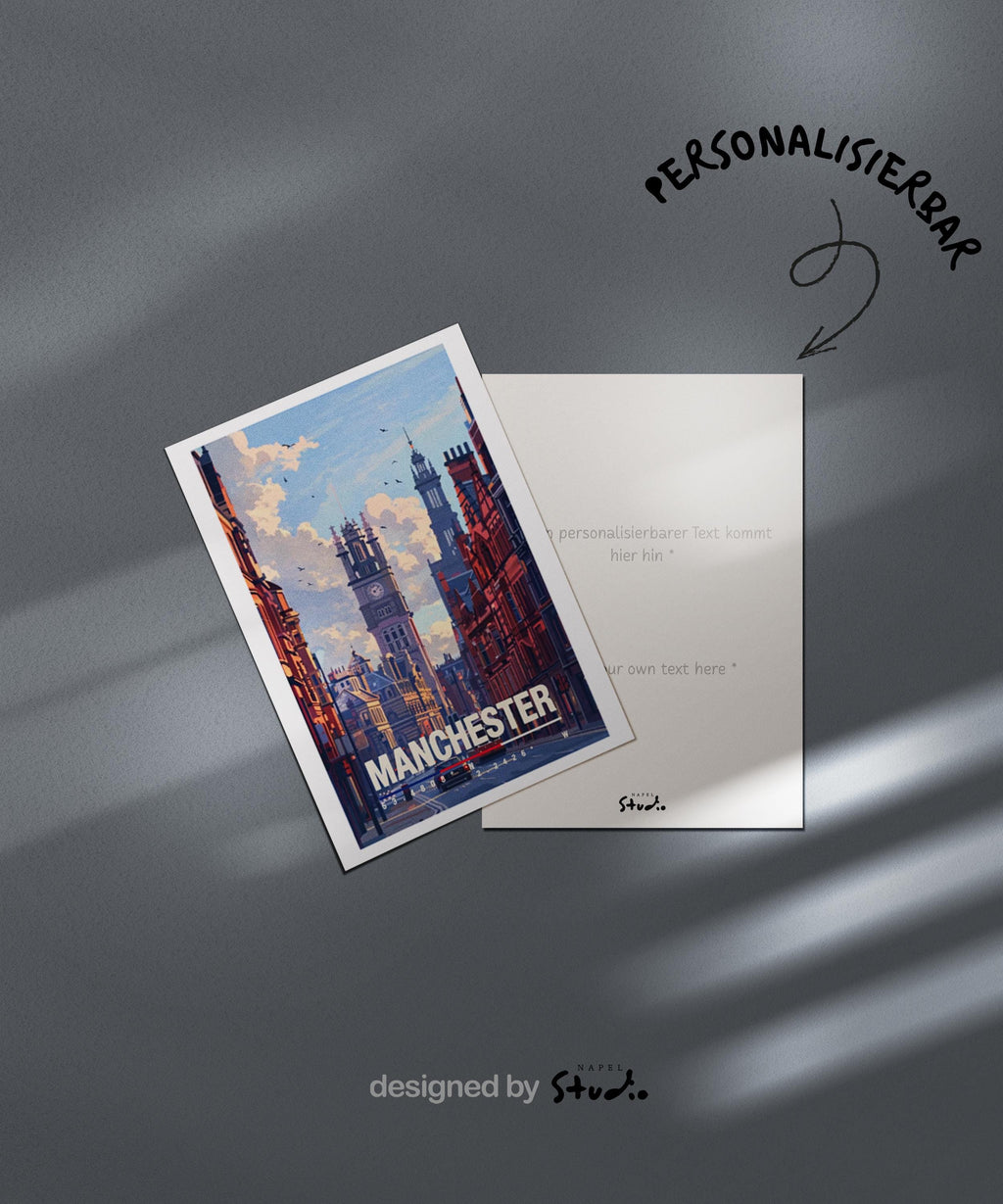 Illustration einer Straße in Manchester mit historischer Architektur, Uhrturm und Straßenbahn im Vordergrund. Die Szene zeigt typisch englische Backsteingebäude, urbanes Leben und eine ruhige Atmosphäre, ideal als Erinnerung an Großbritannien oder als Geschenk für Stadtliebhaber.