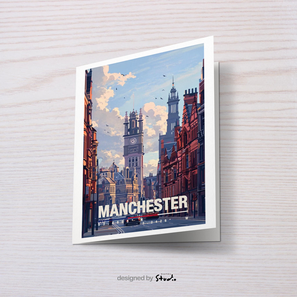 Illustration einer Straße in Manchester mit historischer Architektur, Uhrturm und Straßenbahn im Vordergrund. Die Szene zeigt typisch englische Backsteingebäude, urbanes Leben und eine ruhige Atmosphäre, ideal als Erinnerung an Großbritannien oder als Geschenk für Stadtliebhaber.