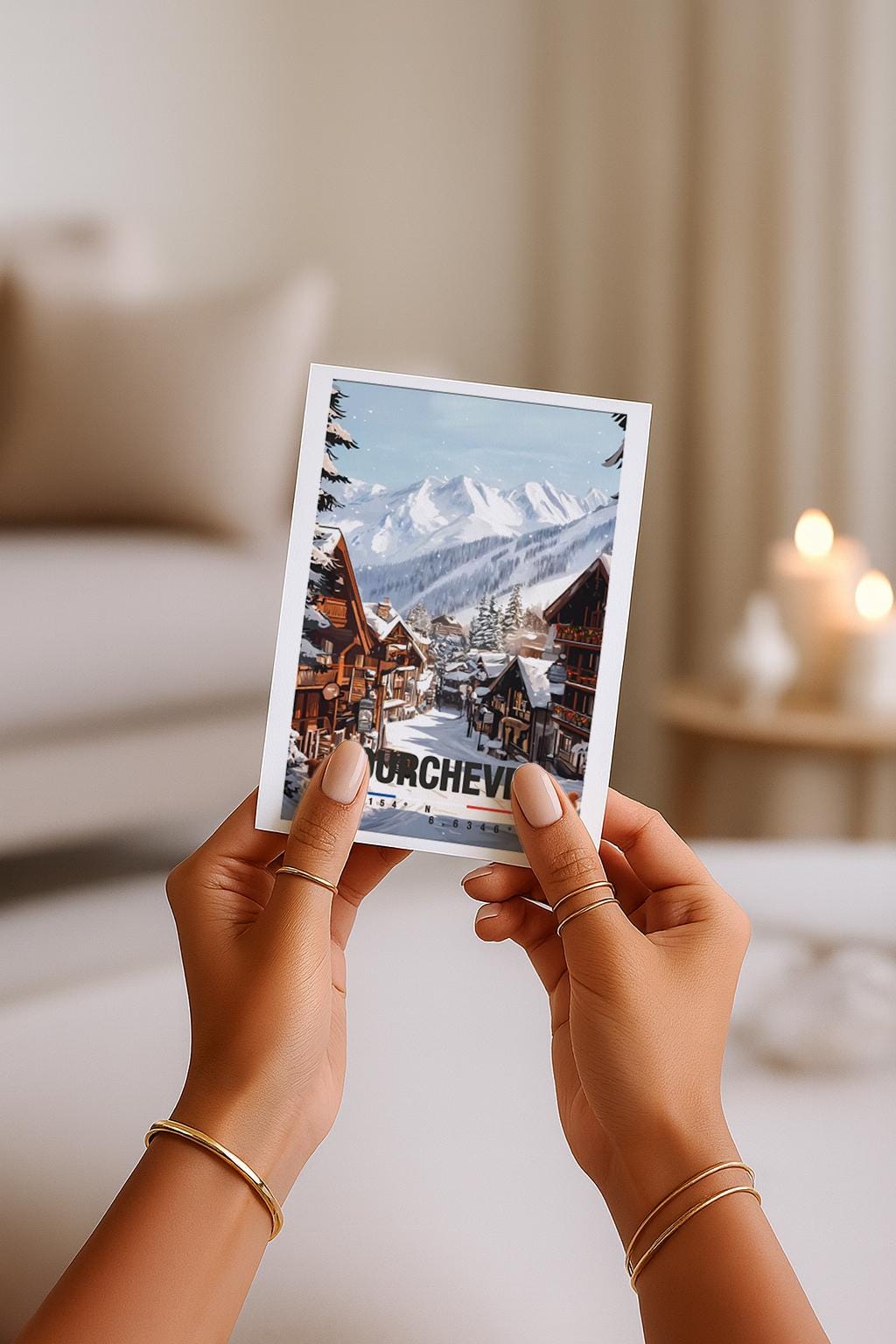 Winterliche Illustration von Courchevel mit verschneiten Chalets, Bergdorf-Atmosphäre und imposanten Alpen im Hintergrund. Die Szene strahlt Ruhe, Gemütlichkeit und alpine Eleganz aus und eignet sich perfekt als Geschenk für Ski-, Winter- und Frankreich-Liebhaber.