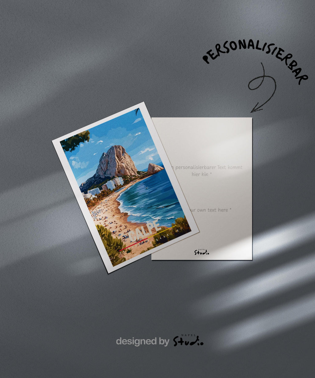 Illustration der Küste von Calpe mit goldenem Strand, türkisfarbenem Meer und dem markanten Felsen Peñón de Ifach. Die Szene wirkt sonnig, entspannt und mediterran und vermittelt Urlaubsgefühl, Sommer, Meer und spanische Küstenlandschaft.
Tags: