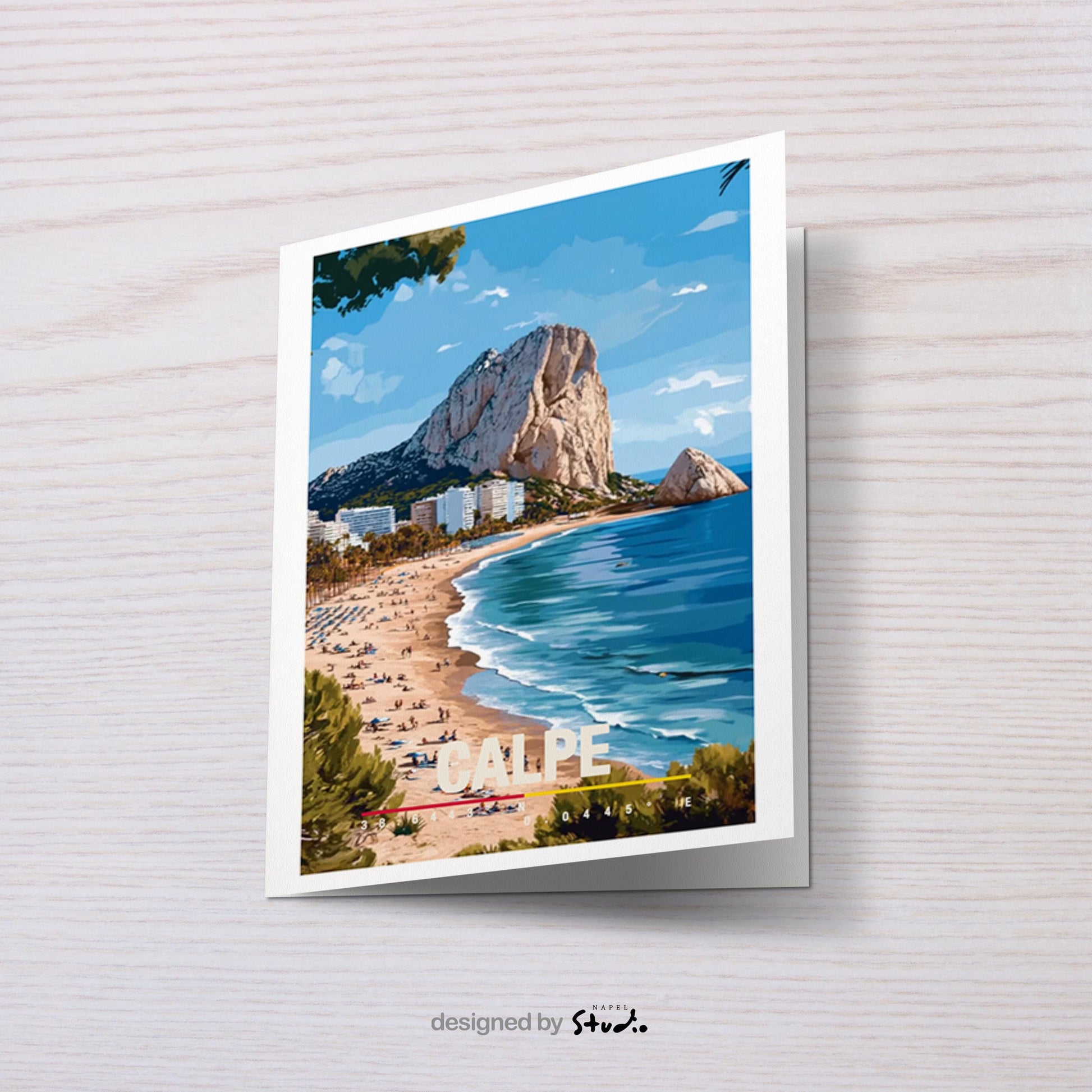 Illustration der Küste von Calpe mit goldenem Strand, türkisfarbenem Meer und dem markanten Felsen Peñón de Ifach. Die Szene wirkt sonnig, entspannt und mediterran und vermittelt Urlaubsgefühl, Sommer, Meer und spanische Küstenlandschaft.
Tags:
