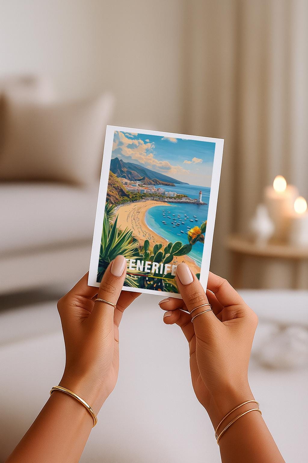 Illustration der Küste von Teneriffa mit hellem Strand, blauem Meer, Palmen und Küstenstadt. Die Szene vermittelt Sonne, Leichtigkeit und Inselurlaub und ist perfekt für Sommerfans, Spanienliebhaber oder als Erinnerung an einen entspannten Urlaub.
