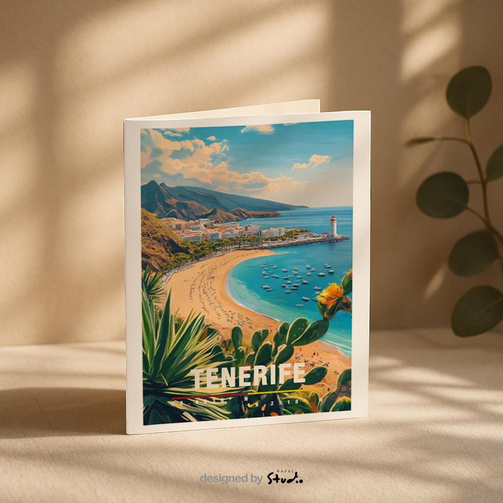 Illustration der Küste von Teneriffa mit hellem Strand, blauem Meer, Palmen und Küstenstadt. Die Szene vermittelt Sonne, Leichtigkeit und Inselurlaub und ist perfekt für Sommerfans, Spanienliebhaber oder als Erinnerung an einen entspannten Urlaub.