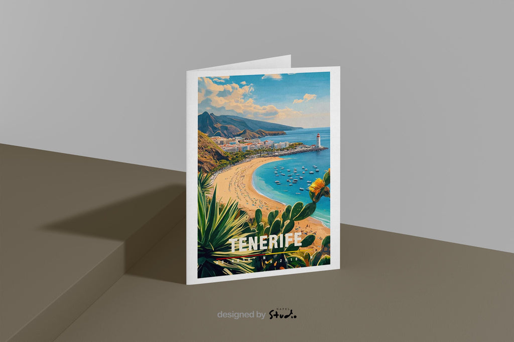 Illustration der Küste von Teneriffa mit hellem Strand, blauem Meer, Palmen und Küstenstadt. Die Szene vermittelt Sonne, Leichtigkeit und Inselurlaub und ist perfekt für Sommerfans, Spanienliebhaber oder als Erinnerung an einen entspannten Urlaub.