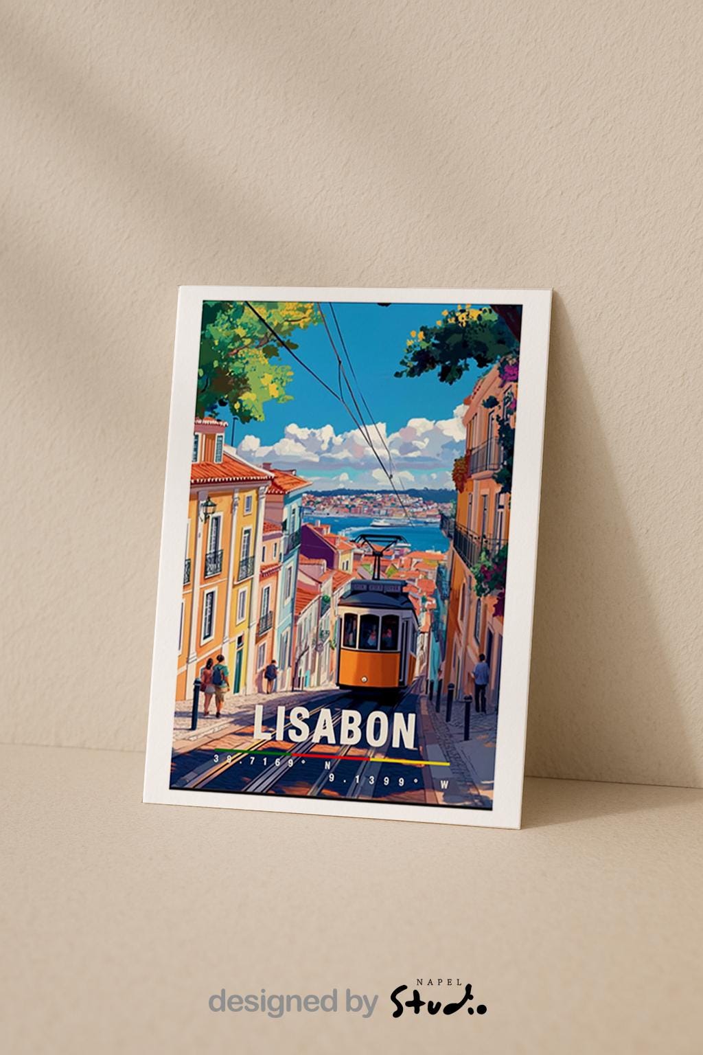 Illustration von Lissabon mit gelber Straßenbahn in einer steilen Altstadtstraße, bunten Häusern und Blick auf das Wasser. Die Szene wirkt lebendig, warm und nostalgisch und vermittelt typisches Portugal-Flair und urbanes Reisegefühl.