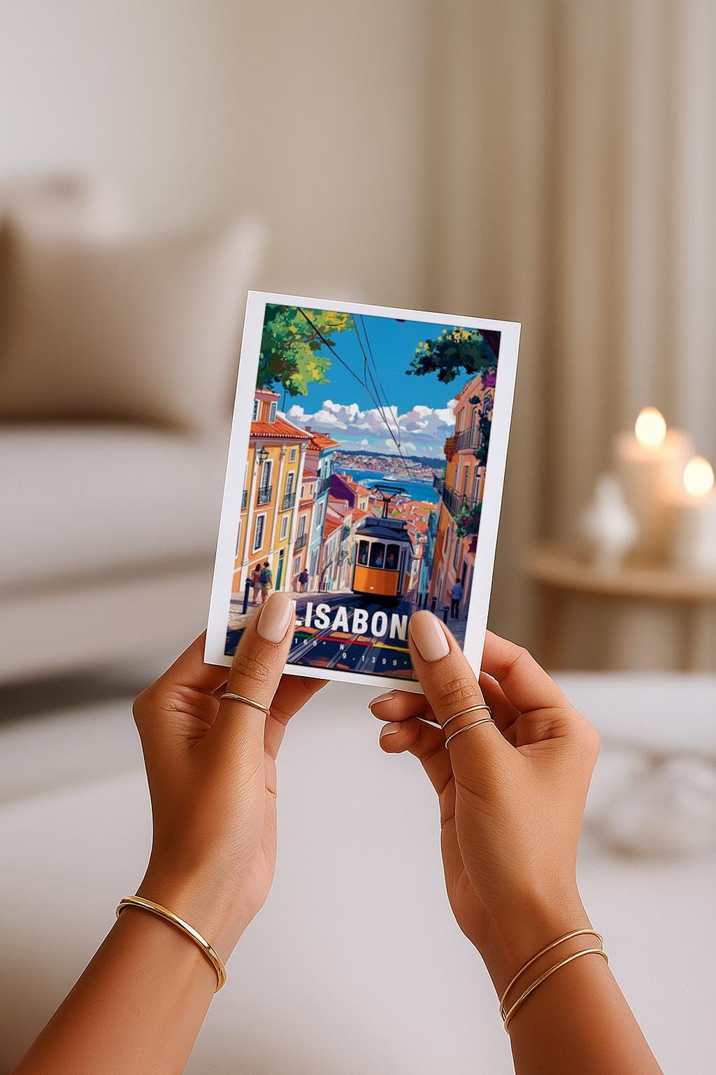 Illustration von Lissabon mit gelber Straßenbahn in einer steilen Altstadtstraße, bunten Häusern und Blick auf das Wasser. Die Szene wirkt lebendig, warm und nostalgisch und vermittelt typisches Portugal-Flair und urbanes Reisegefühl.