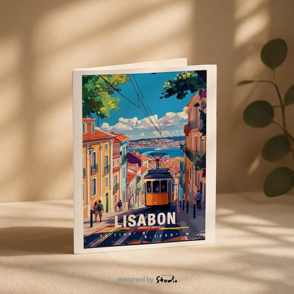 Illustration von Lissabon mit gelber Straßenbahn in einer steilen Altstadtstraße, bunten Häusern und Blick auf das Wasser. Die Szene wirkt lebendig, warm und nostalgisch und vermittelt typisches Portugal-Flair und urbanes Reisegefühl.