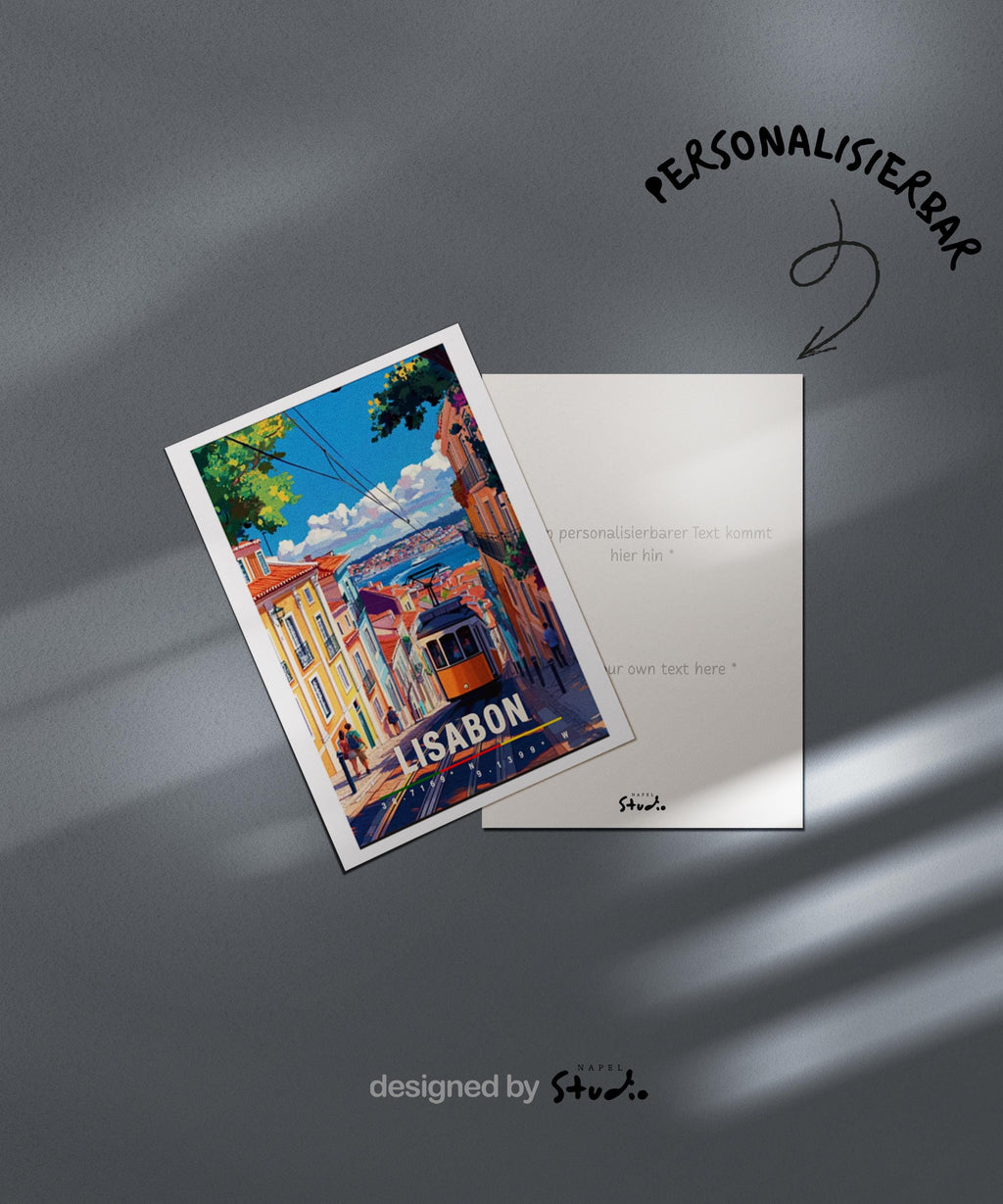 Illustration von Lissabon mit gelber Straßenbahn in einer steilen Altstadtstraße, bunten Häusern und Blick auf das Wasser. Die Szene wirkt lebendig, warm und nostalgisch und vermittelt typisches Portugal-Flair und urbanes Reisegefühl.