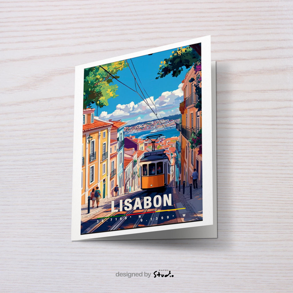 Illustration von Lissabon mit gelber Straßenbahn in einer steilen Altstadtstraße, bunten Häusern und Blick auf das Wasser. Die Szene wirkt lebendig, warm und nostalgisch und vermittelt typisches Portugal-Flair und urbanes Reisegefühl.