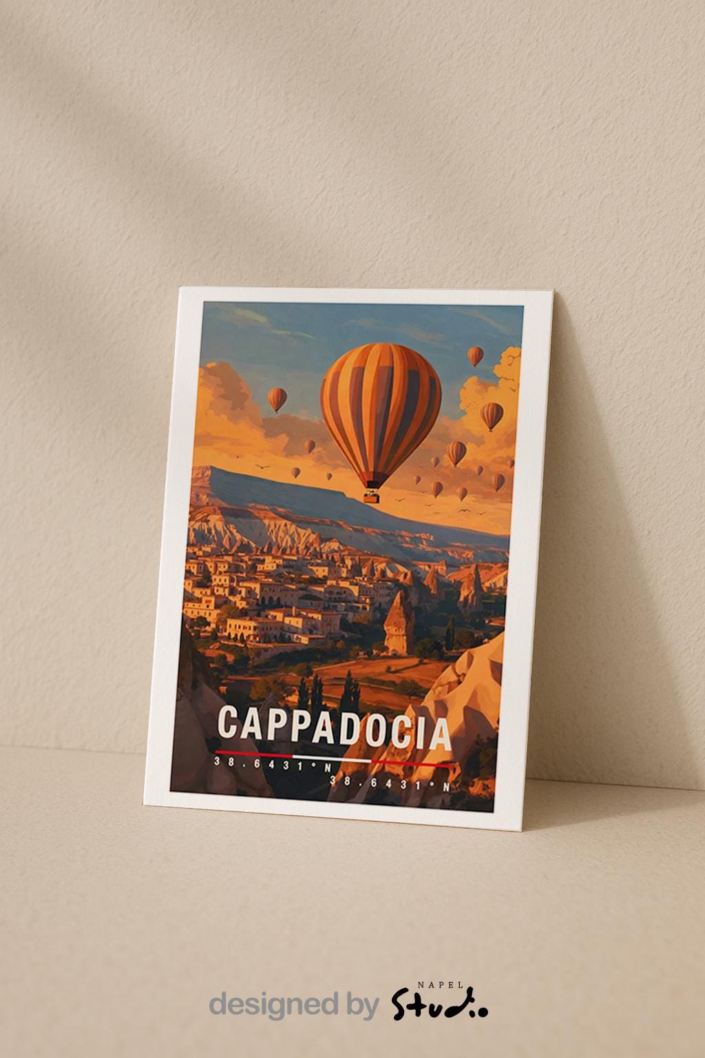 Illustrative Grußkarte mit Cappadocia-Motiv in der Türkei. Ein Heißluftballon schwebt über einzigartigen Felsformationen, kleinen Dörfern und einer warmen Morgenstimmung. Die Szene strahlt Ruhe, Romantik und Abenteuer aus. Ideal als Reise-Grußkarte, Hochzeits- oder Liebesgruß sowie für Türkei-Reisende und Natur-Fans.