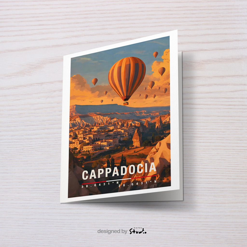 Illustrative Grußkarte mit Cappadocia-Motiv in der Türkei. Ein Heißluftballon schwebt über einzigartigen Felsformationen, kleinen Dörfern und einer warmen Morgenstimmung. Die Szene strahlt Ruhe, Romantik und Abenteuer aus. Ideal als Reise-Grußkarte, Hochzeits- oder Liebesgruß sowie für Türkei-Reisende und Natur-Fans.