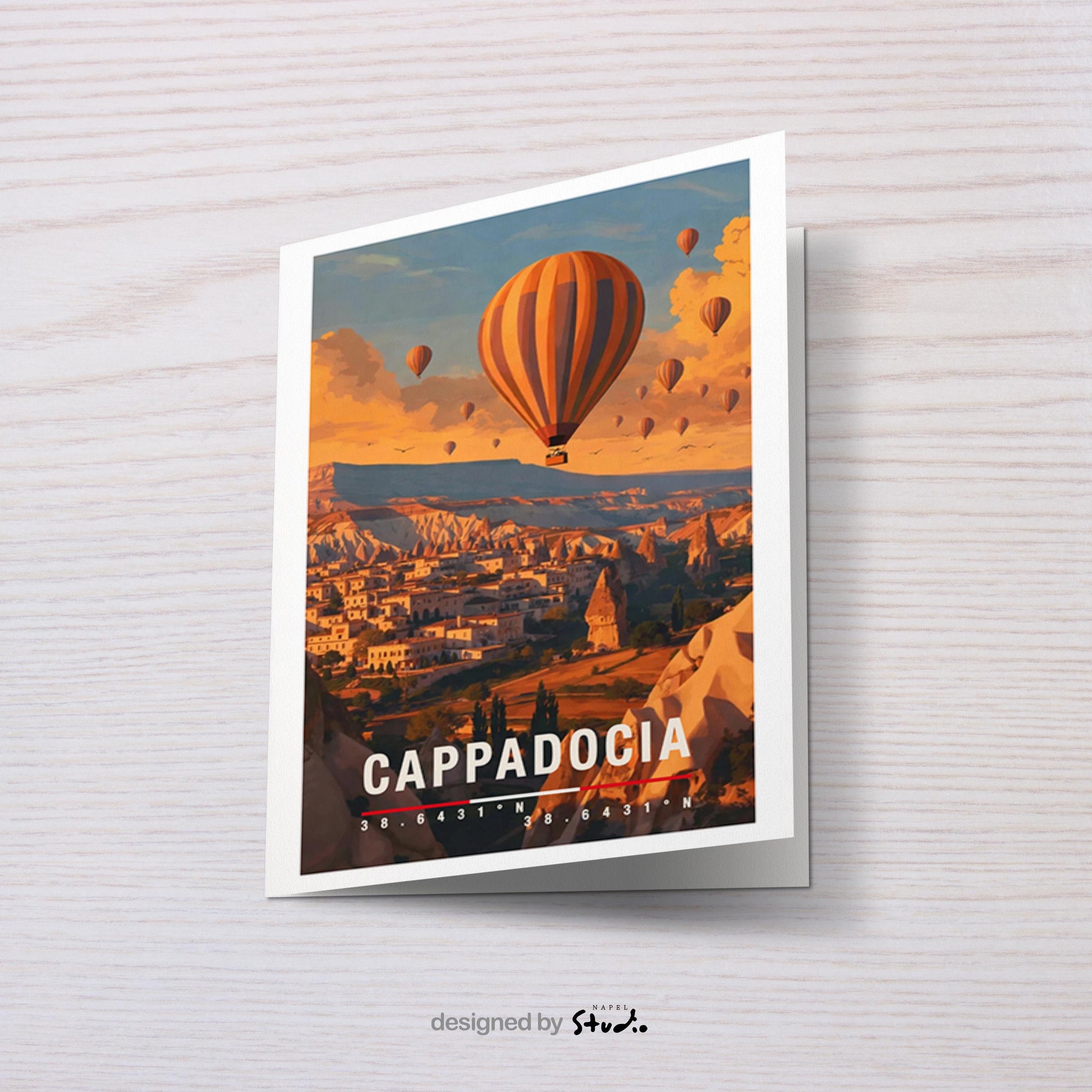 Illustrative Grußkarte mit Cappadocia-Motiv in der Türkei. Ein Heißluftballon schwebt über einzigartigen Felsformationen, kleinen Dörfern und einer warmen Morgenstimmung. Die Szene strahlt Ruhe, Romantik und Abenteuer aus. Ideal als Reise-Grußkarte, Hochzeits- oder Liebesgruß sowie für Türkei-Reisende und Natur-Fans.