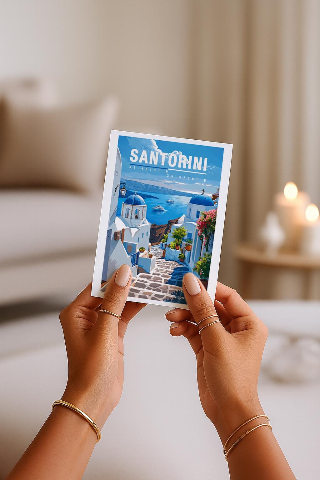 Illustration von Santorini mit weißen Häusern, blauen Kuppeln, Blumen und Blick auf das tiefblaue Meer. Die Szene wirkt ruhig, sonnig und mediterran und vermittelt typisches Griechenland-Flair und romantisches Reisegefühl.