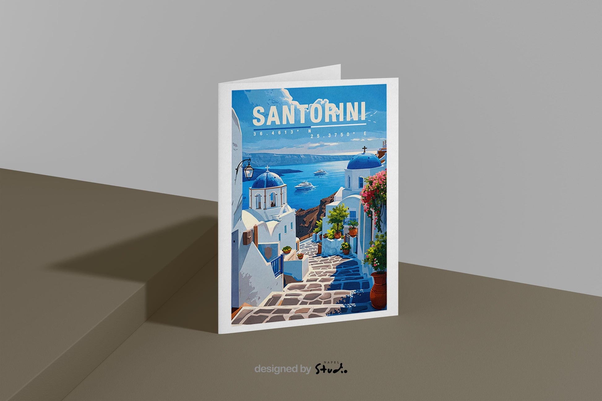 Illustration von Santorini mit weißen Häusern, blauen Kuppeln, Blumen und Blick auf das tiefblaue Meer. Die Szene wirkt ruhig, sonnig und mediterran und vermittelt typisches Griechenland-Flair und romantisches Reisegefühl.
