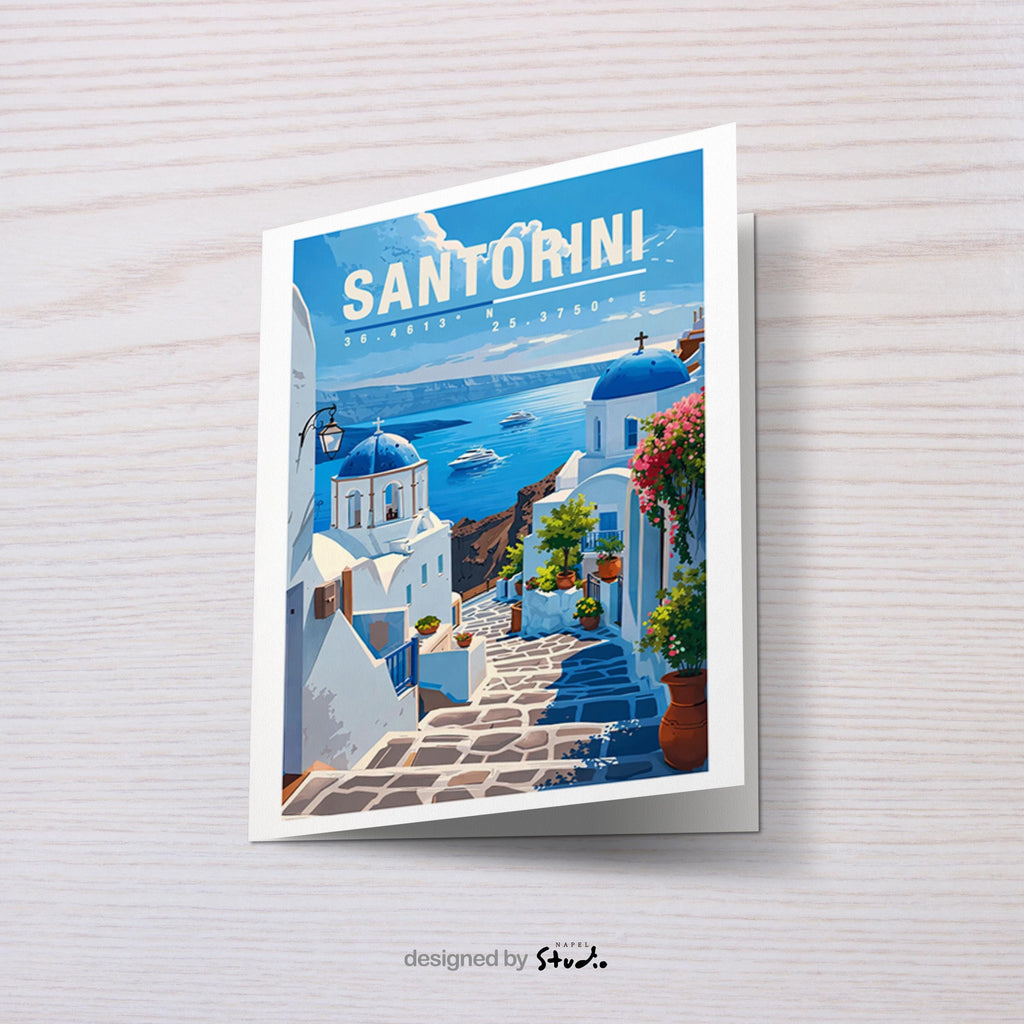Illustration von Santorini mit weißen Häusern, blauen Kuppeln, Blumen und Blick auf das tiefblaue Meer. Die Szene wirkt ruhig, sonnig und mediterran und vermittelt typisches Griechenland-Flair und romantisches Reisegefühl.