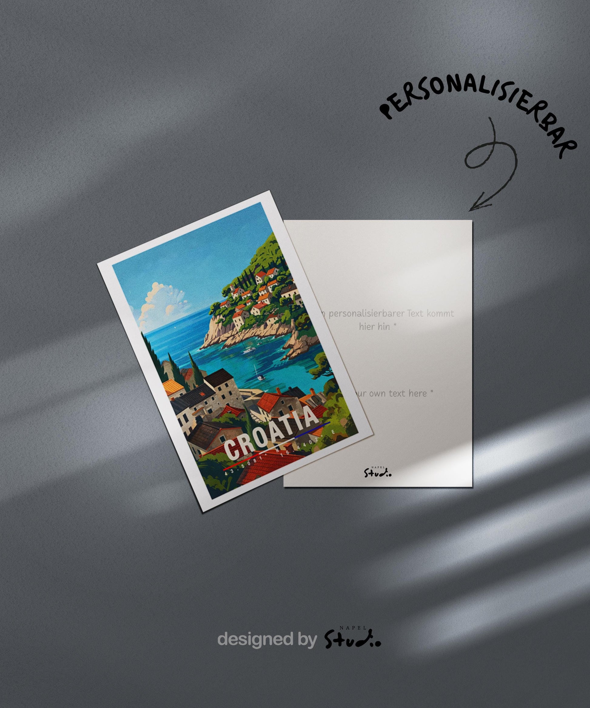 Illustration einer kroatischen Küstenstadt mit roten Dächern, türkisblauem Meer und Booten entlang der Adria. Die Szene wirkt sonnig, entspannt und vermittelt mediterranes Urlaubsgefühl.