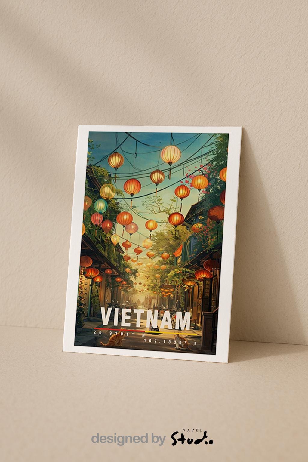 Illustration einer vietnamesischen Altstadtstraße mit vielen bunten Laternen, warmem Licht und ruhiger Abendstimmung. Die Szene wirkt nostalgisch, lebendig und vermittelt asiatisches Reiseflair.