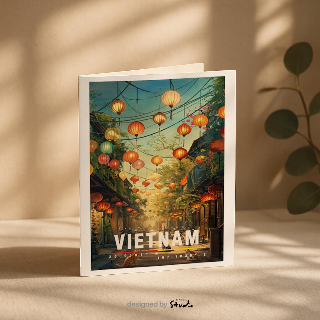 Illustration einer vietnamesischen Altstadtstraße mit vielen bunten Laternen, warmem Licht und ruhiger Abendstimmung. Die Szene wirkt nostalgisch, lebendig und vermittelt asiatisches Reiseflair.