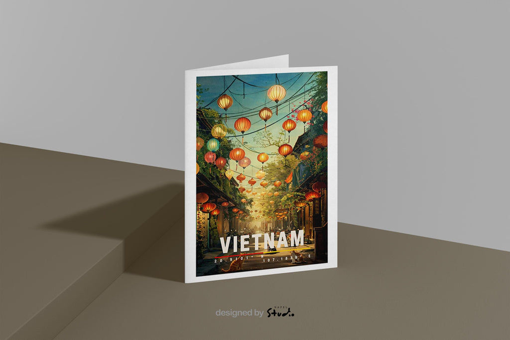 Illustration einer vietnamesischen Altstadtstraße mit vielen bunten Laternen, warmem Licht und ruhiger Abendstimmung. Die Szene wirkt nostalgisch, lebendig und vermittelt asiatisches Reiseflair.