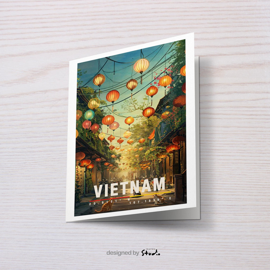 Illustration einer vietnamesischen Altstadtstraße mit vielen bunten Laternen, warmem Licht und ruhiger Abendstimmung. Die Szene wirkt nostalgisch, lebendig und vermittelt asiatisches Reiseflair.