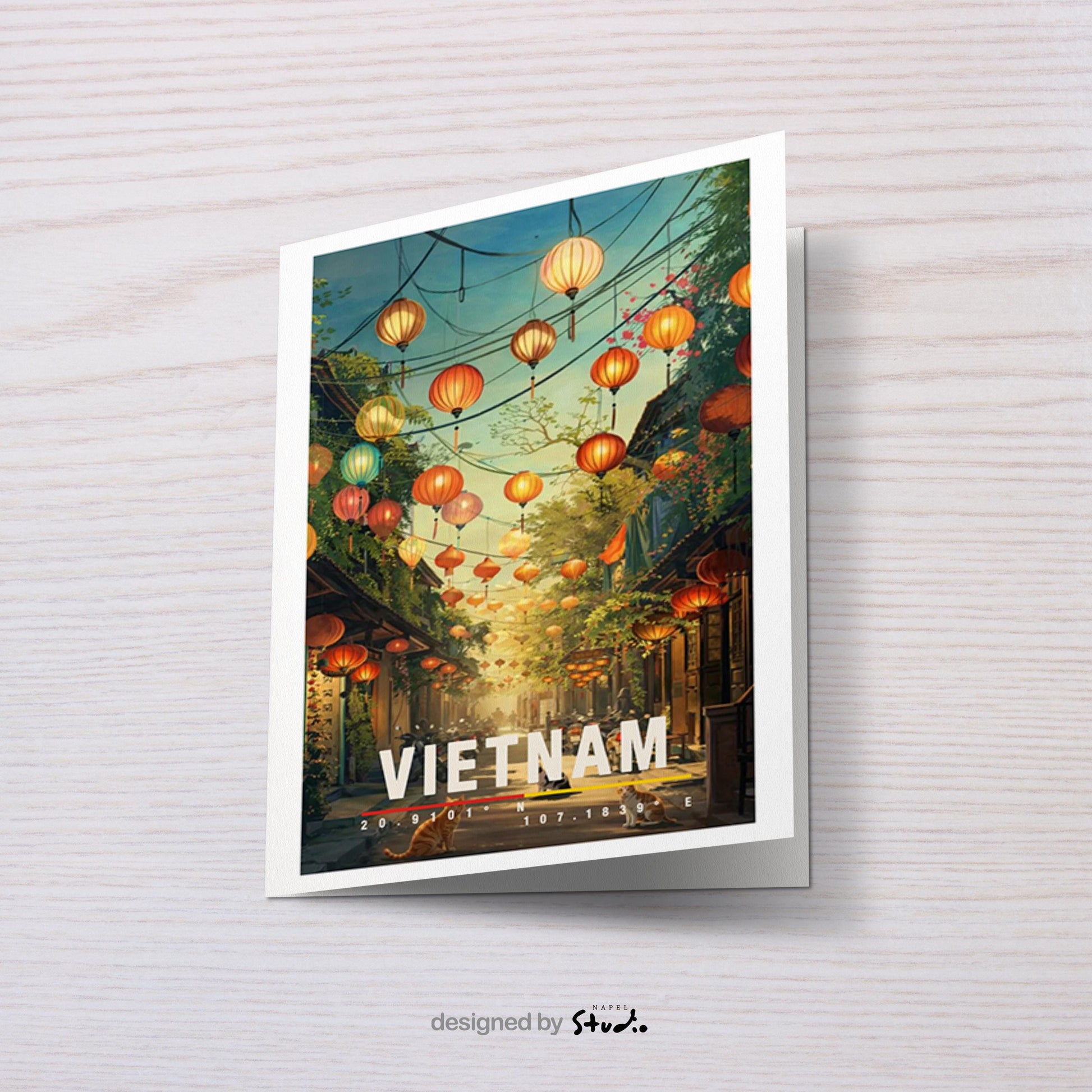 Illustration einer vietnamesischen Altstadtstraße mit vielen bunten Laternen, warmem Licht und ruhiger Abendstimmung. Die Szene wirkt nostalgisch, lebendig und vermittelt asiatisches Reiseflair.