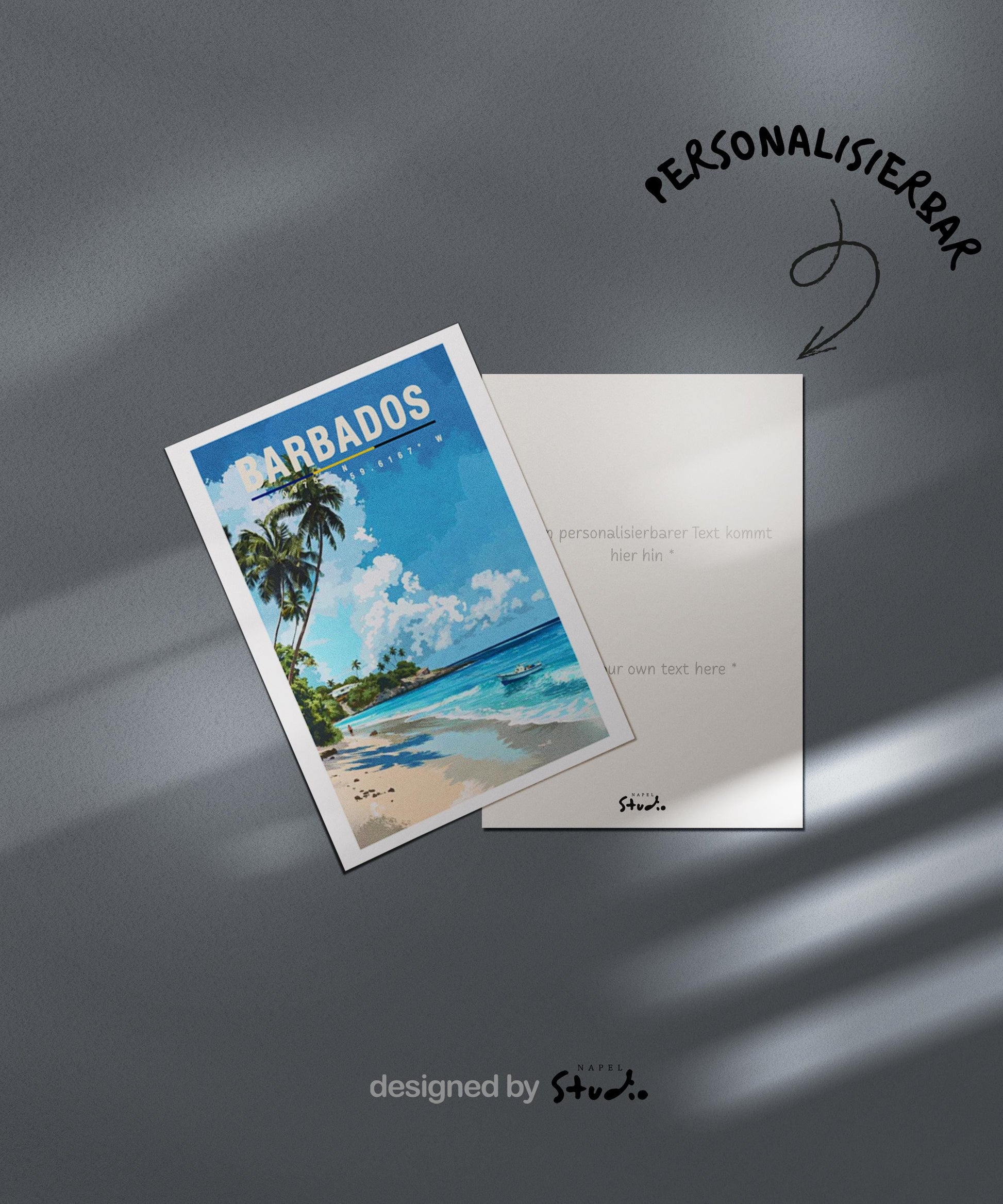 Illustration von Barbados mit tropischem Sandstrand, hohen Palmen, türkisfarbenem Meer und Booten nahe der Küste. Die Szene wirkt sonnig, entspannt und vermittelt typisches Karibik-Flair mit Sommer- und Urlaubsgefühl.