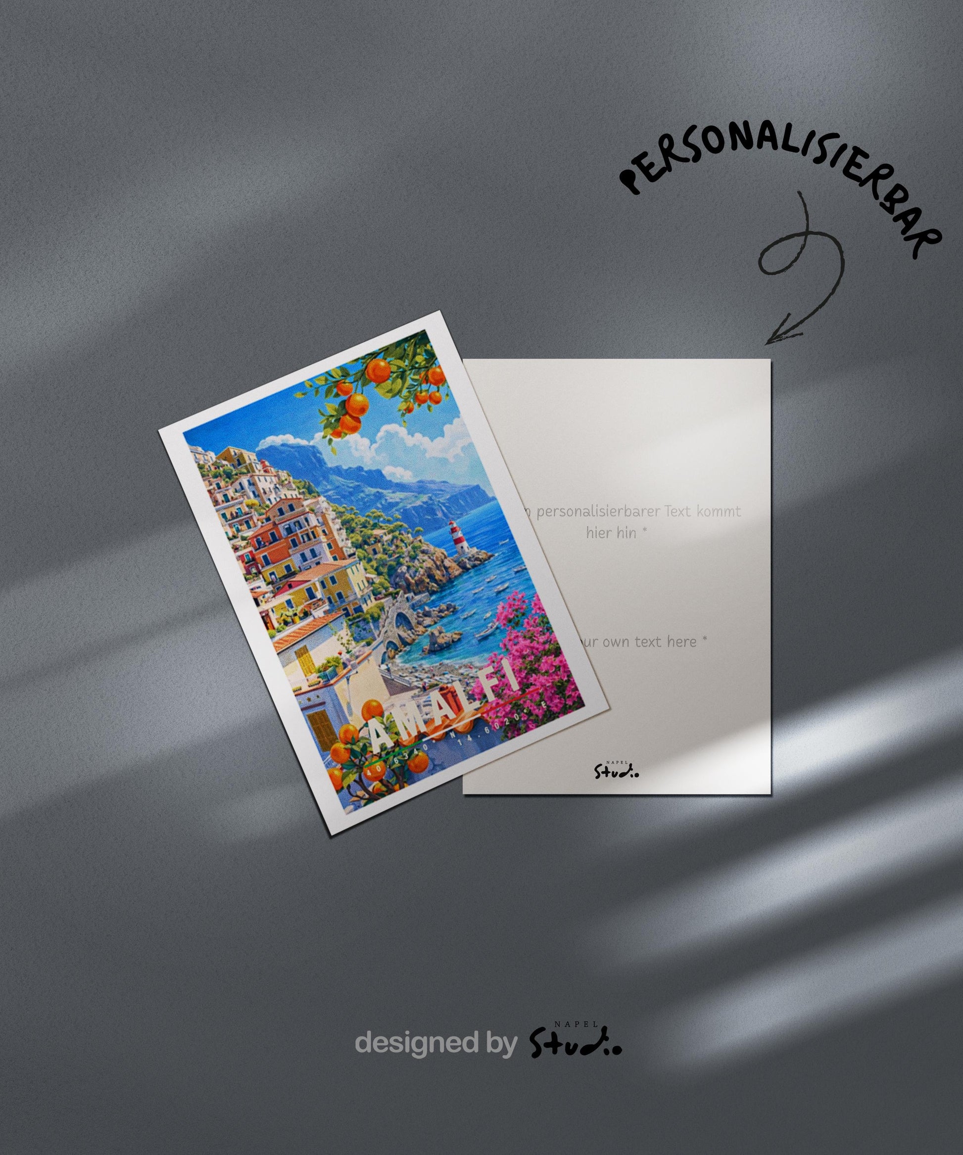 Illustration der Amalfiküste mit bunten Häusern, Zitronenbäumen, Meerblick und Leuchtturm. Die Szene wirkt lebendig, mediterran und vermittelt italienisches Dolce-Vita-Gefühl.