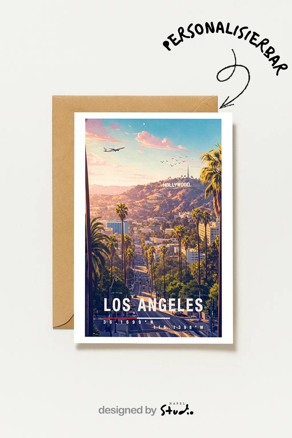 Illustration einer Los Angeles Grußkarte mit palmenreicher Straße, sanften Hügeln und warmer Abendstimmung. Im Hintergrund liegen typische kalifornische Wohnviertel, breite Straßen und die ikonische Landschaft von LA. Die Farbpalette vermittelt Sommer, Freiheit und Westcoast-Vibes und eignet sich ideal als Reisegruß, Geschenk oder Erinnerung an Kalifornien.