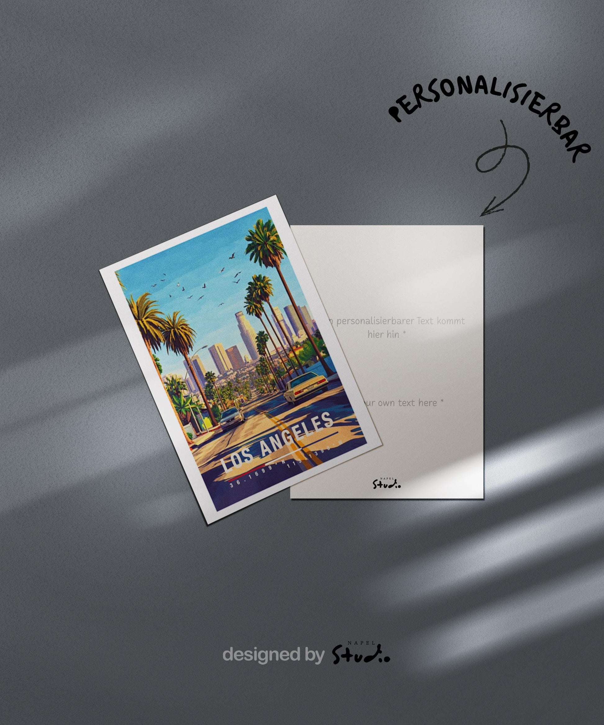 Diese Grußkarte zeigt eine stilisierte Illustration von Downtown Los Angeles mit Palmenallee, klassischem Oldtimer und moderner Skyline im Hintergrund. Die Szene verbindet Retro-Charme mit urbanem Lebensgefühl und transportiert das typische Kalifornien-Flair zwischen Sonne, Freiheit und Großstadt.