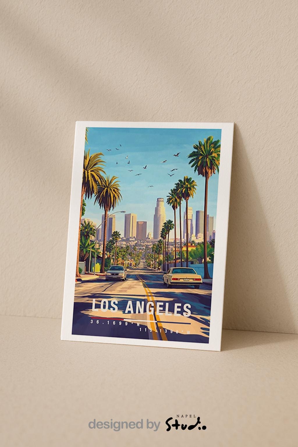 Diese Grußkarte zeigt eine stilisierte Illustration von Downtown Los Angeles mit Palmenallee, klassischem Oldtimer und moderner Skyline im Hintergrund. Die Szene verbindet Retro-Charme mit urbanem Lebensgefühl und transportiert das typische Kalifornien-Flair zwischen Sonne, Freiheit und Großstadt.