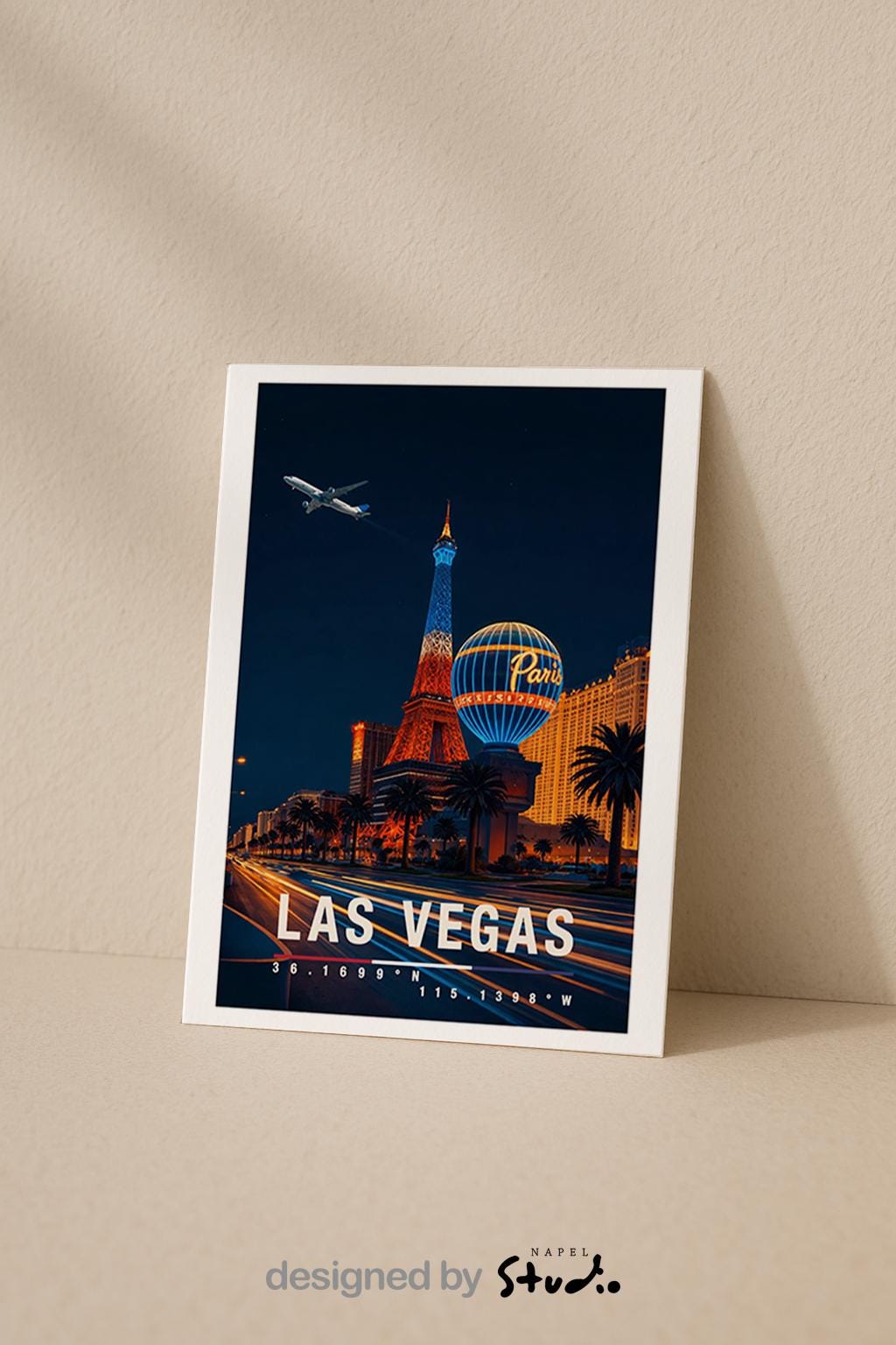 Diese Grußkarte zeigt Las Vegas bei Nacht mit leuchtenden Neonlichtern, ikonischen Hotels und pulsierender Atmosphäre. Die Illustration fängt den Glamour, das Nachtleben und die Energie der Stadt ein und ist ideal als Geschenk oder Reisegruß aus den USA.