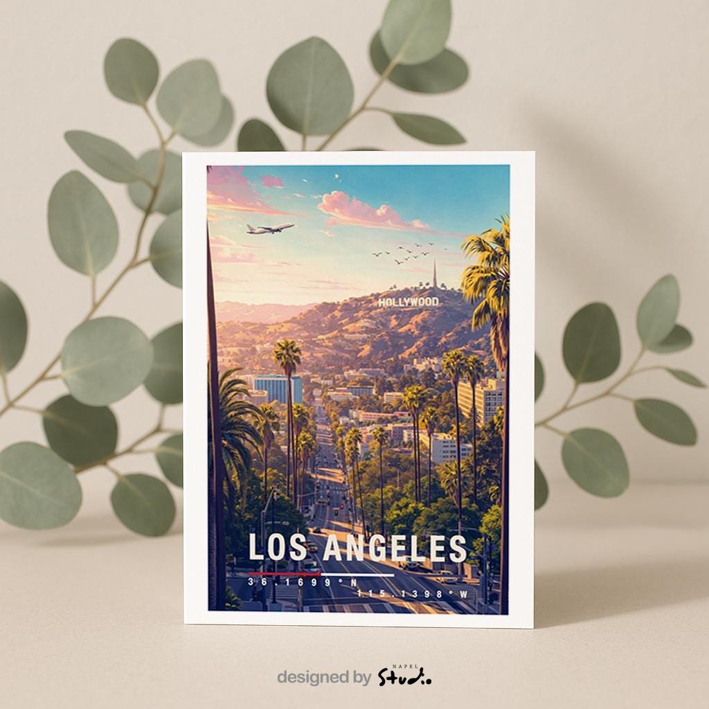 Illustration einer Los Angeles Grußkarte mit palmenreicher Straße, sanften Hügeln und warmer Abendstimmung. Im Hintergrund liegen typische kalifornische Wohnviertel, breite Straßen und die ikonische Landschaft von LA. Die Farbpalette vermittelt Sommer, Freiheit und Westcoast-Vibes und eignet sich ideal als Reisegruß, Geschenk oder Erinnerung an Kalifornien.