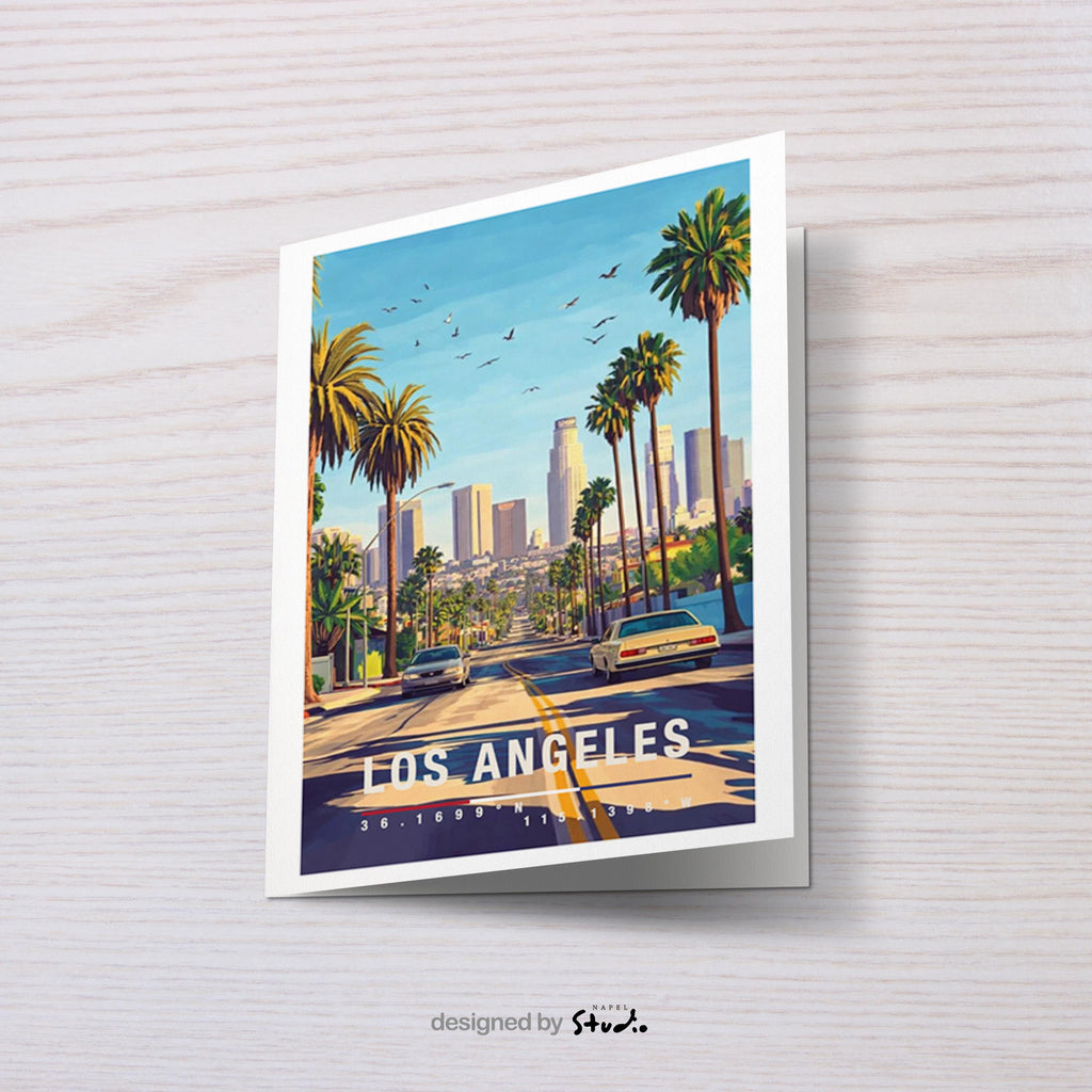 Diese Grußkarte zeigt eine stilisierte Illustration von Downtown Los Angeles mit Palmenallee, klassischem Oldtimer und moderner Skyline im Hintergrund. Die Szene verbindet Retro-Charme mit urbanem Lebensgefühl und transportiert das typische Kalifornien-Flair zwischen Sonne, Freiheit und Großstadt.