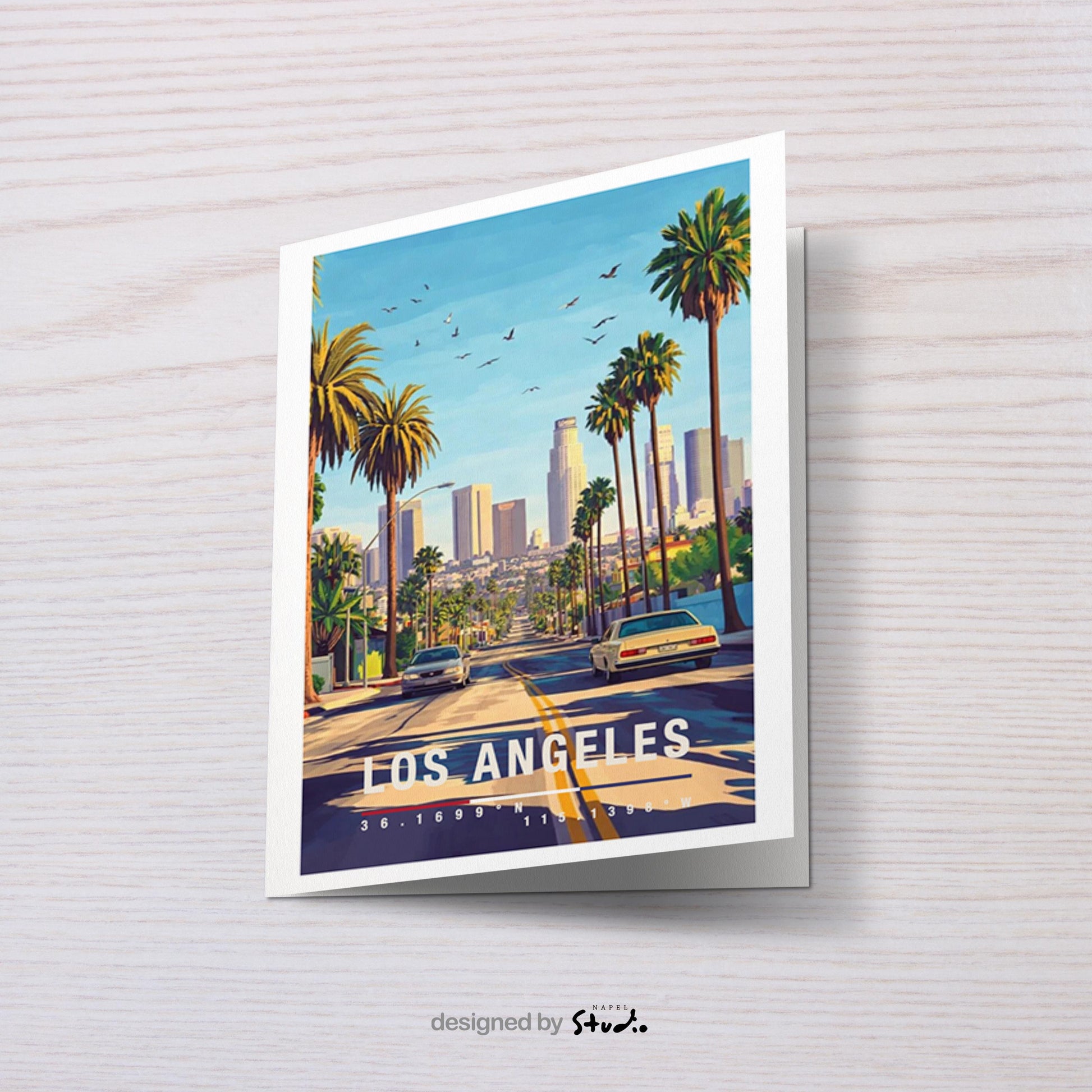 Diese Grußkarte zeigt eine stilisierte Illustration von Downtown Los Angeles mit Palmenallee, klassischem Oldtimer und moderner Skyline im Hintergrund. Die Szene verbindet Retro-Charme mit urbanem Lebensgefühl und transportiert das typische Kalifornien-Flair zwischen Sonne, Freiheit und Großstadt.