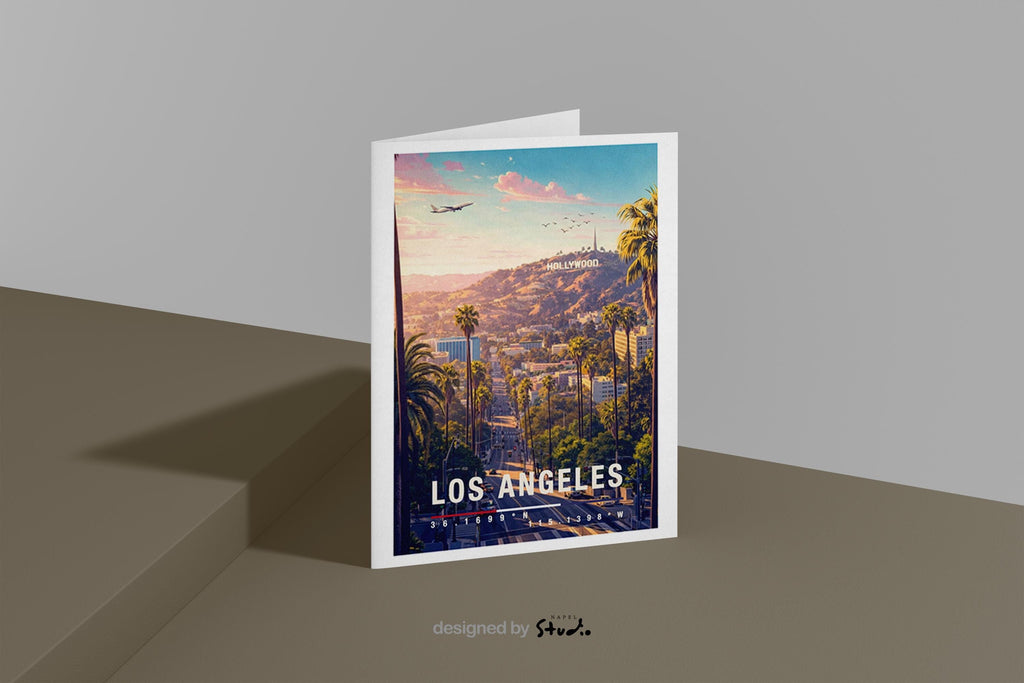 Illustration einer Los Angeles Grußkarte mit palmenreicher Straße, sanften Hügeln und warmer Abendstimmung. Im Hintergrund liegen typische kalifornische Wohnviertel, breite Straßen und die ikonische Landschaft von LA. Die Farbpalette vermittelt Sommer, Freiheit und Westcoast-Vibes und eignet sich ideal als Reisegruß, Geschenk oder Erinnerung an Kalifornien.