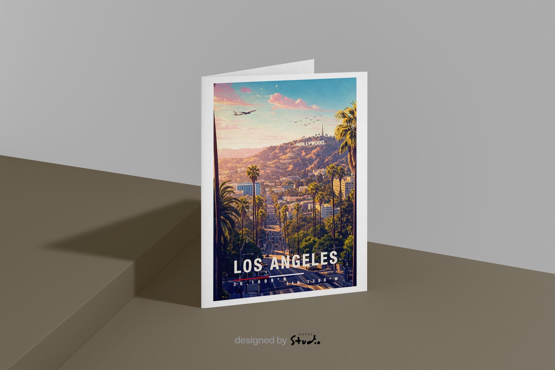 Illustration einer Los Angeles Grußkarte mit palmenreicher Straße, sanften Hügeln und warmer Abendstimmung. Im Hintergrund liegen typische kalifornische Wohnviertel, breite Straßen und die ikonische Landschaft von LA. Die Farbpalette vermittelt Sommer, Freiheit und Westcoast-Vibes und eignet sich ideal als Reisegruß, Geschenk oder Erinnerung an Kalifornien.