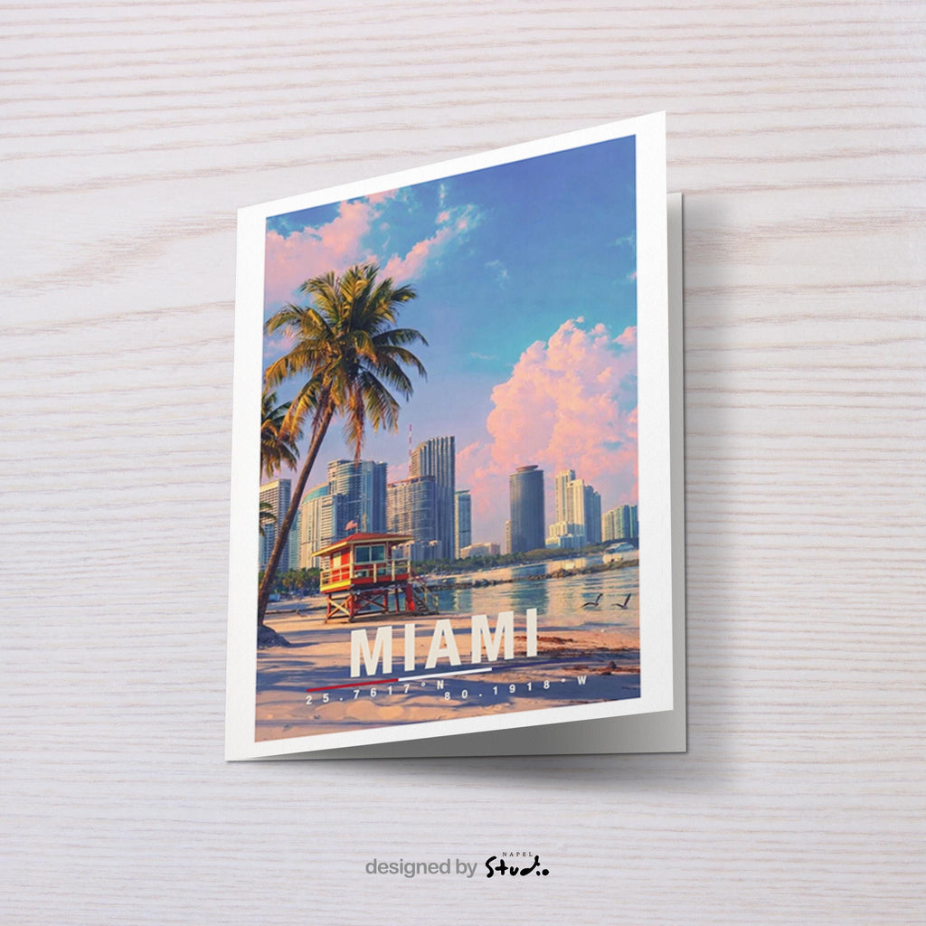 Illustrierte Grußkarte von Miami mit moderner Skyline, Palmen und ruhigem Strand im Vordergrund. Die harmonische Szene verbindet Großstadt und Meer und eignet sich perfekt als Grußkarte, Urlaubserinnerung oder Geschenk für Sonnen- und Reisebegeisterte.