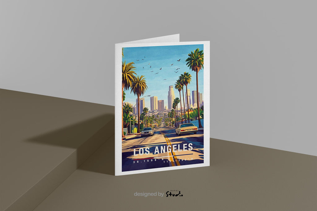 Diese Grußkarte zeigt eine stilisierte Illustration von Downtown Los Angeles mit Palmenallee, klassischem Oldtimer und moderner Skyline im Hintergrund. Die Szene verbindet Retro-Charme mit urbanem Lebensgefühl und transportiert das typische Kalifornien-Flair zwischen Sonne, Freiheit und Großstadt.