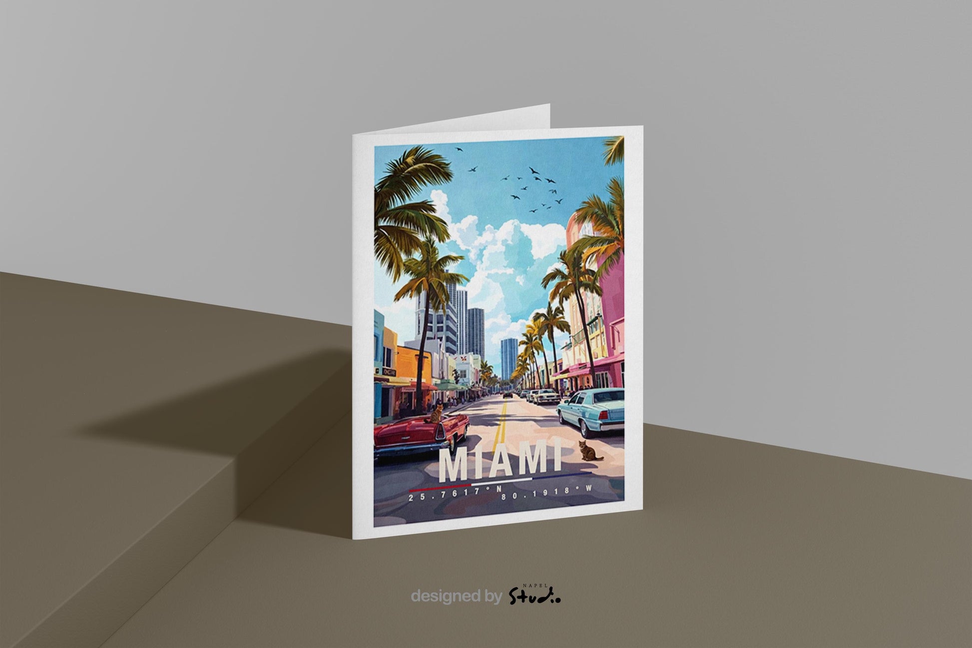 Diese Grußkarte zeigt Miami mit farbenfroher Ocean Drive Szene, Palmen, klassischen Autos und Art-Déco-Gebäuden. Die Illustration strahlt Sommer, Strand und Lebensfreude aus und ist ideal als Reisegruß oder Geschenk für Miami- und Florida-Fans.