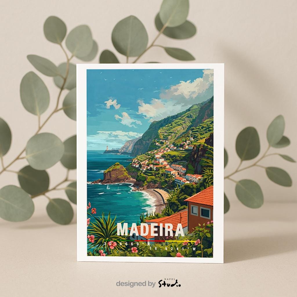 Detailreiche Illustration der Insel Madeira mit steiler grüner Küste, terrassierten Häusern und Blick auf den Atlantik. Die Farben sind lebendig und zeigen die natürliche Schönheit der portugiesischen Insel. Perfekt als Grußkarte für Naturfreunde, Reisen oder Urlaubserinnerungen.
