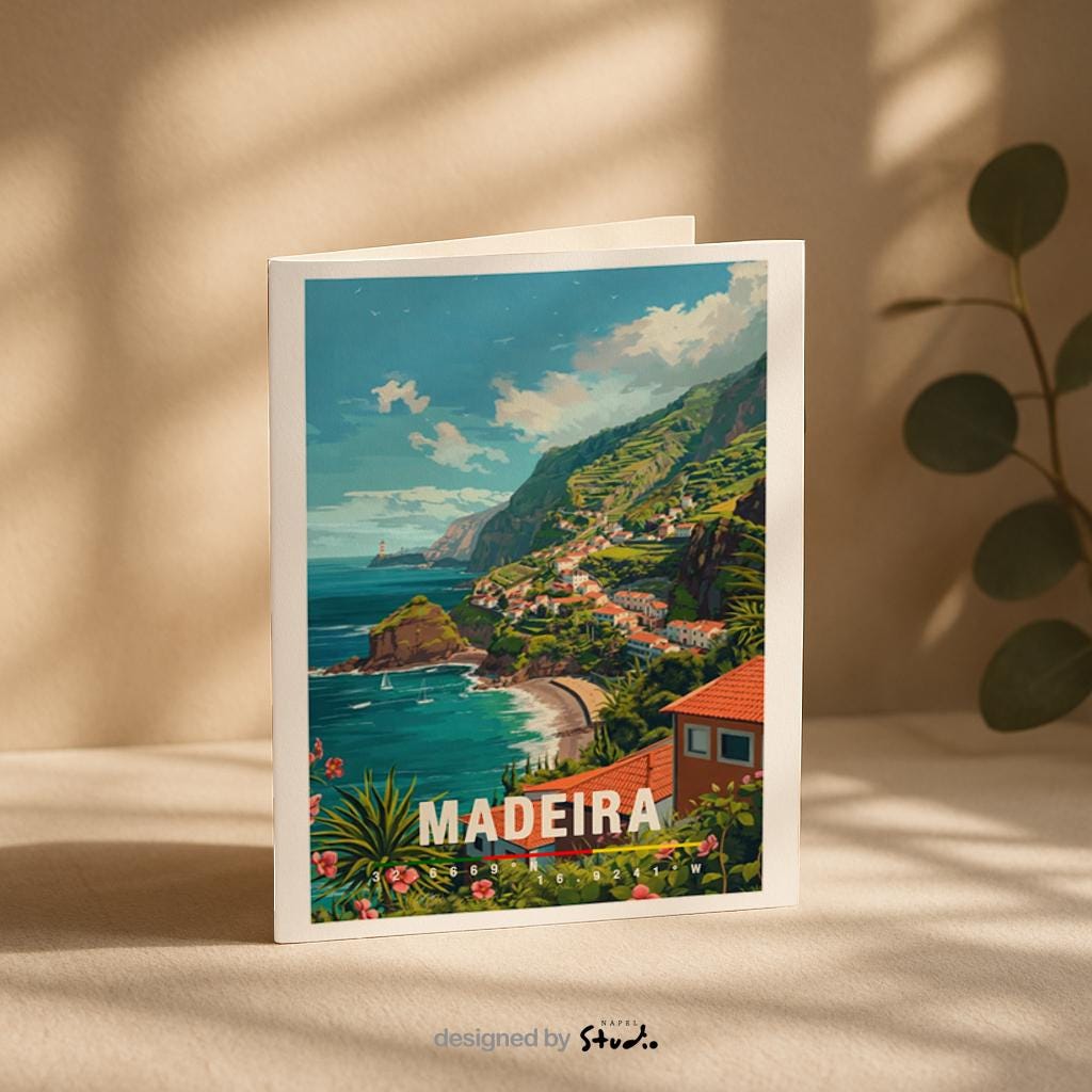 Detailreiche Illustration der Insel Madeira mit steiler grüner Küste, terrassierten Häusern und Blick auf den Atlantik. Die Farben sind lebendig und zeigen die natürliche Schönheit der portugiesischen Insel. Perfekt als Grußkarte für Naturfreunde, Reisen oder Urlaubserinnerungen.